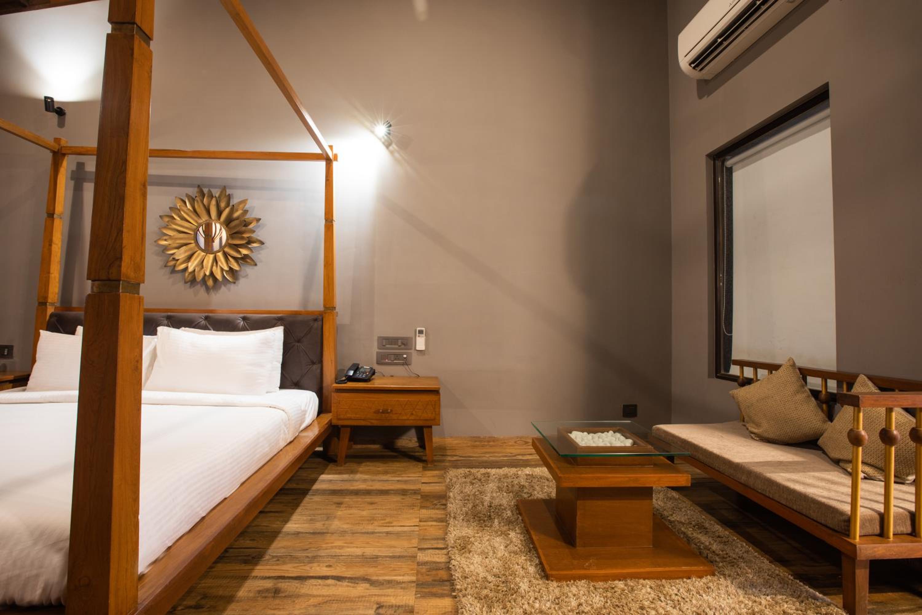 Deluxe Room with Pool View photo 3