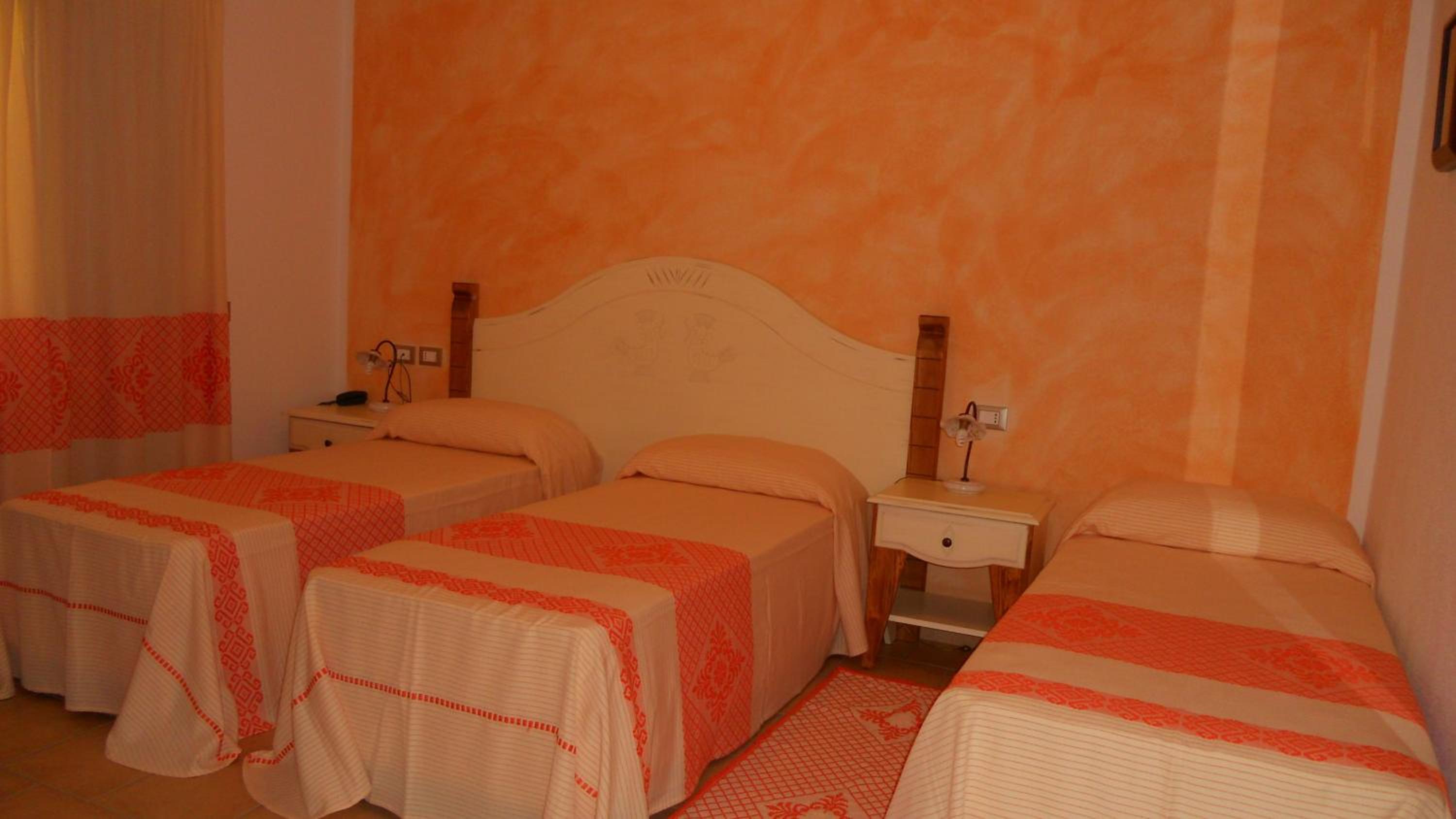 Triple Room with Balcony - Photo 10