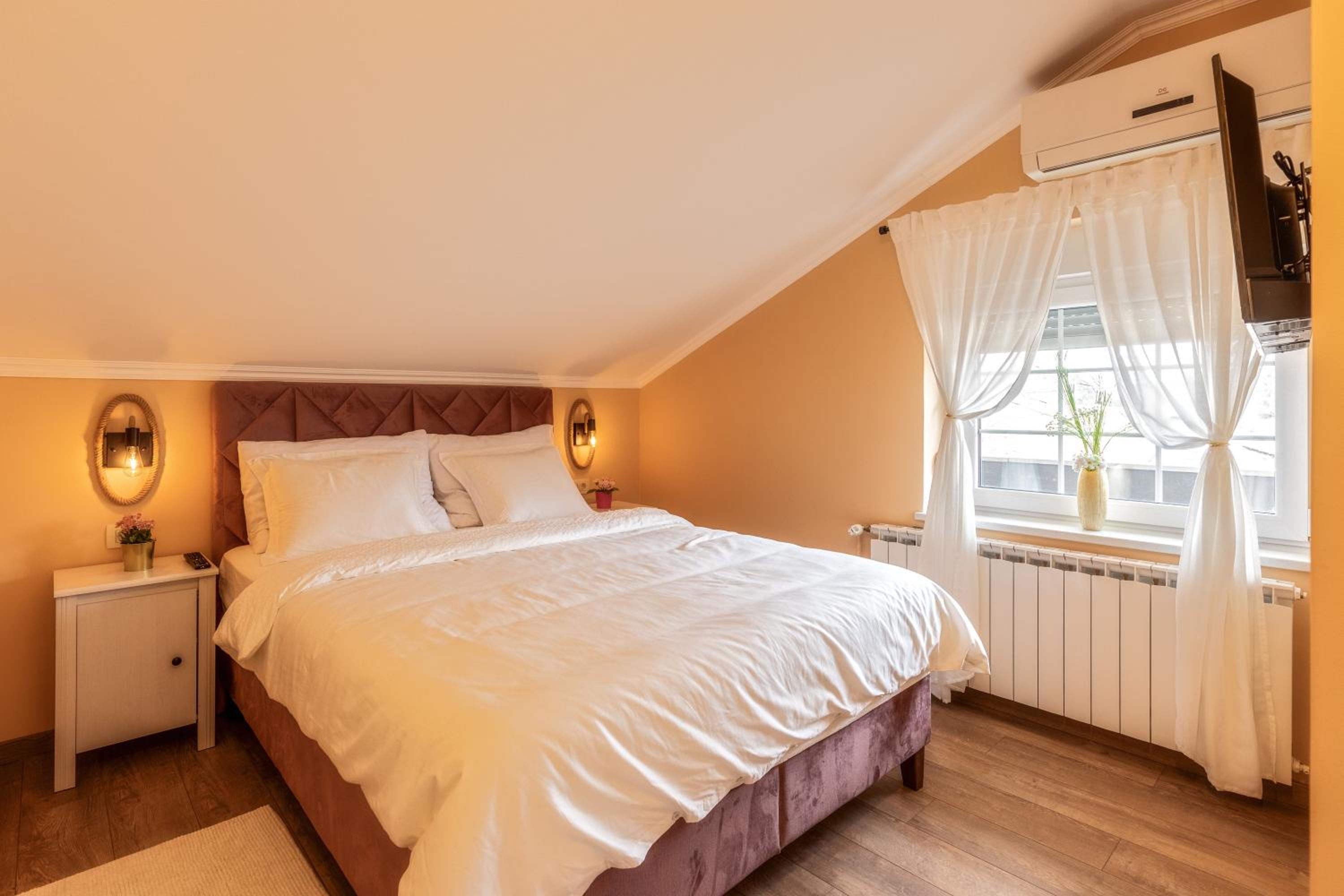 Deluxe Double Room - Photo 2