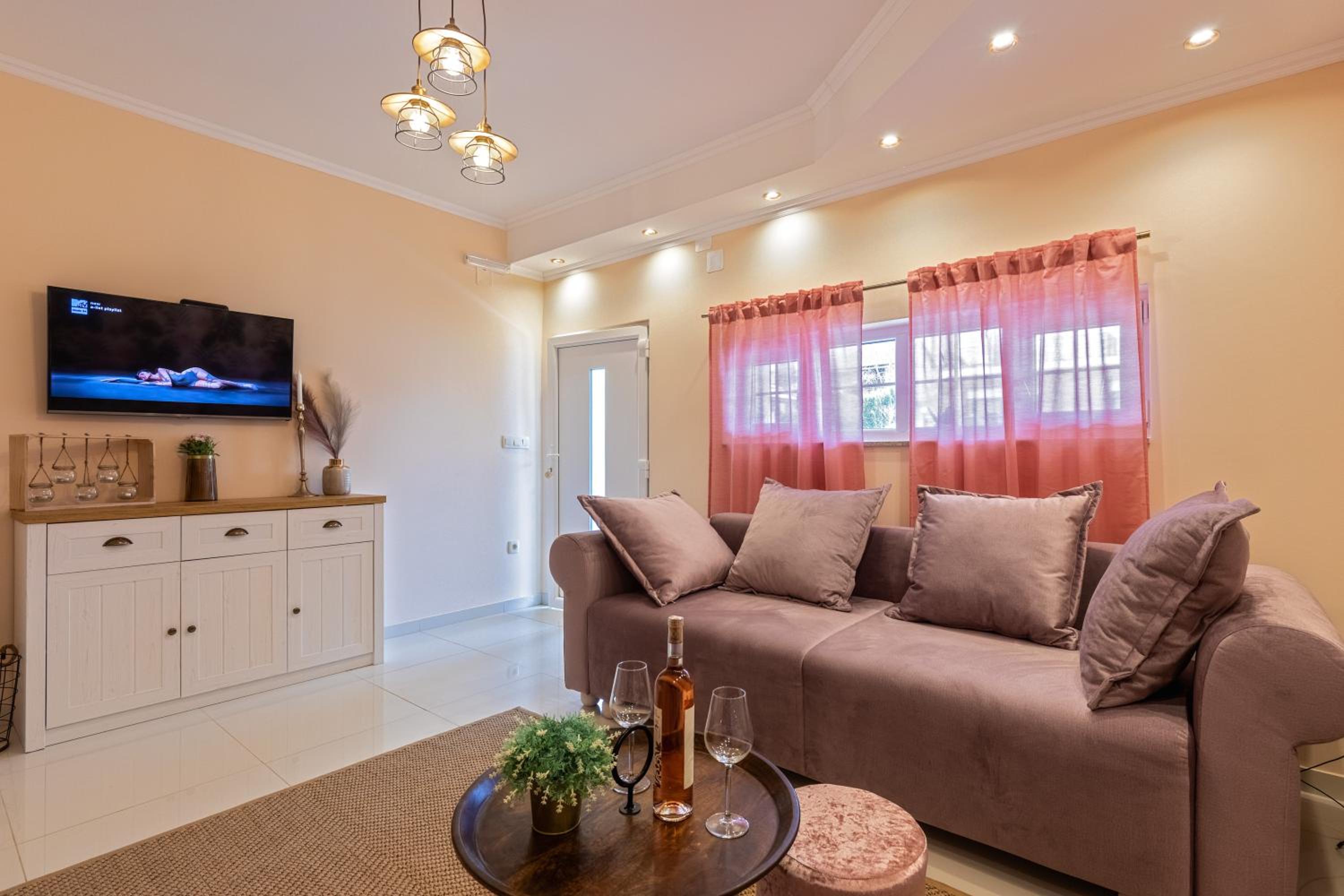 One-Bedroom Apartment with Terrace - Photo 7