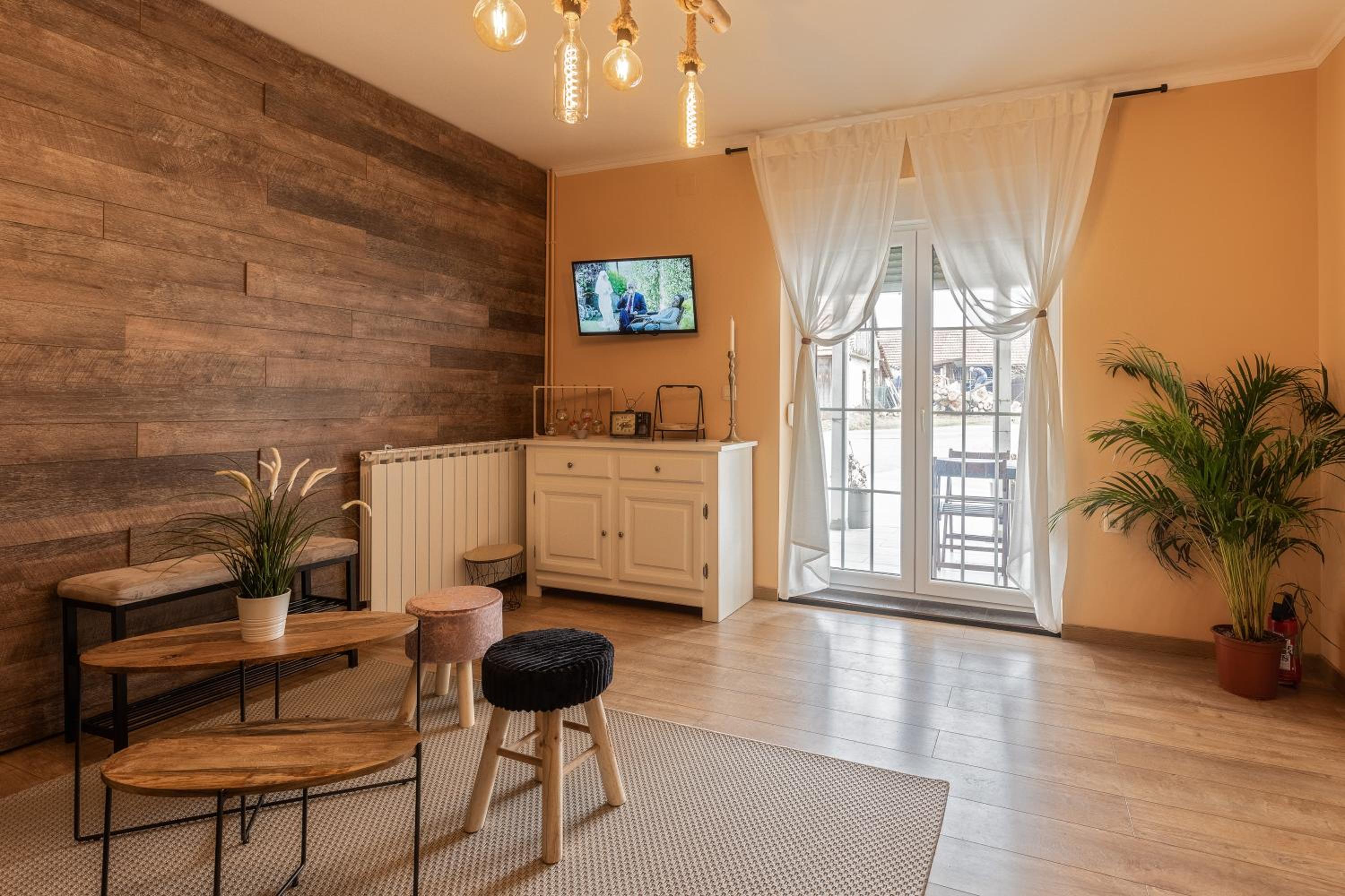 One-Bedroom Apartment with Terrace - Photo 5