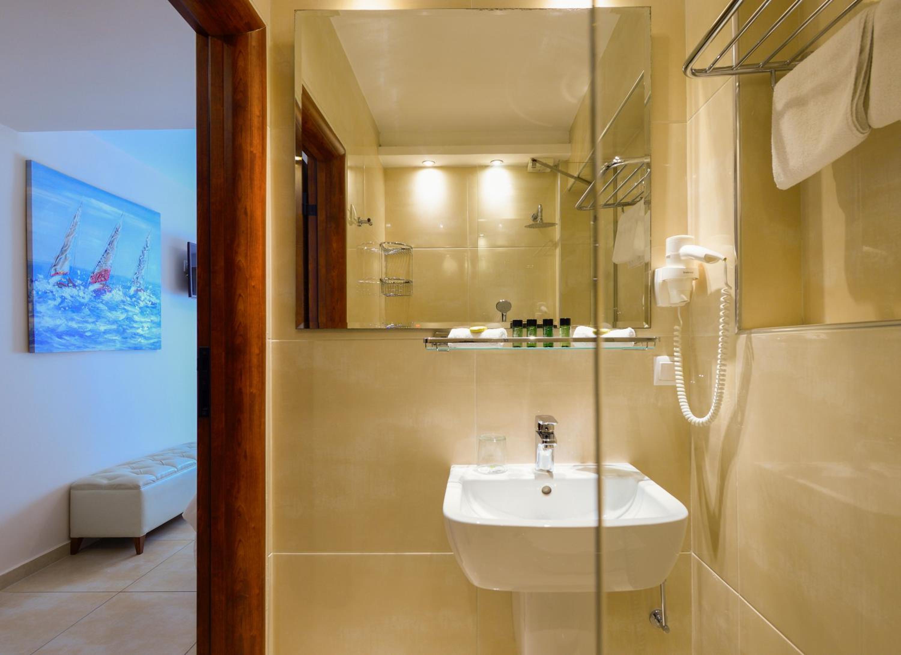 Standard Triple Room - Photo 9