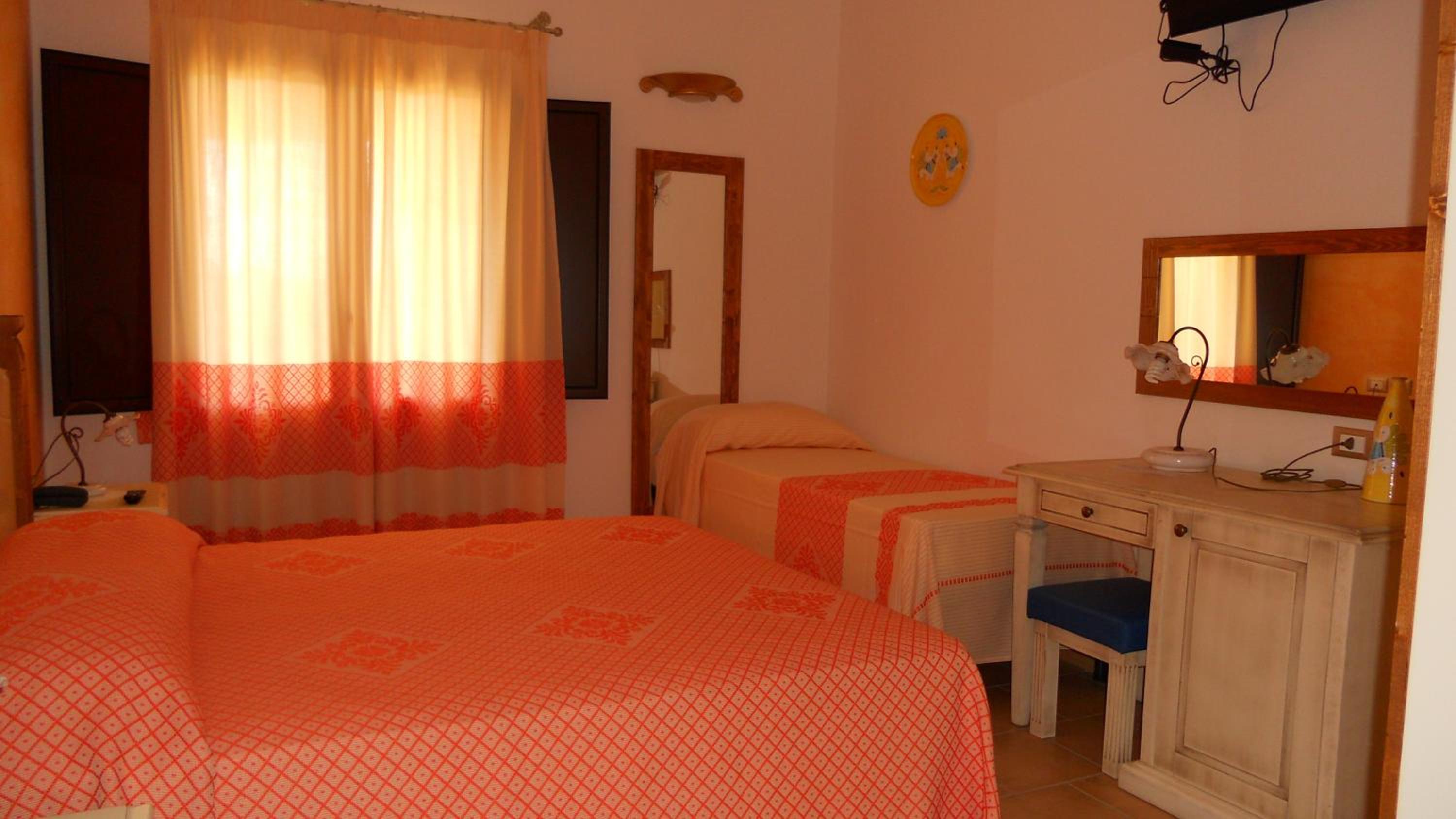 Triple Room with Balcony - Photo 9