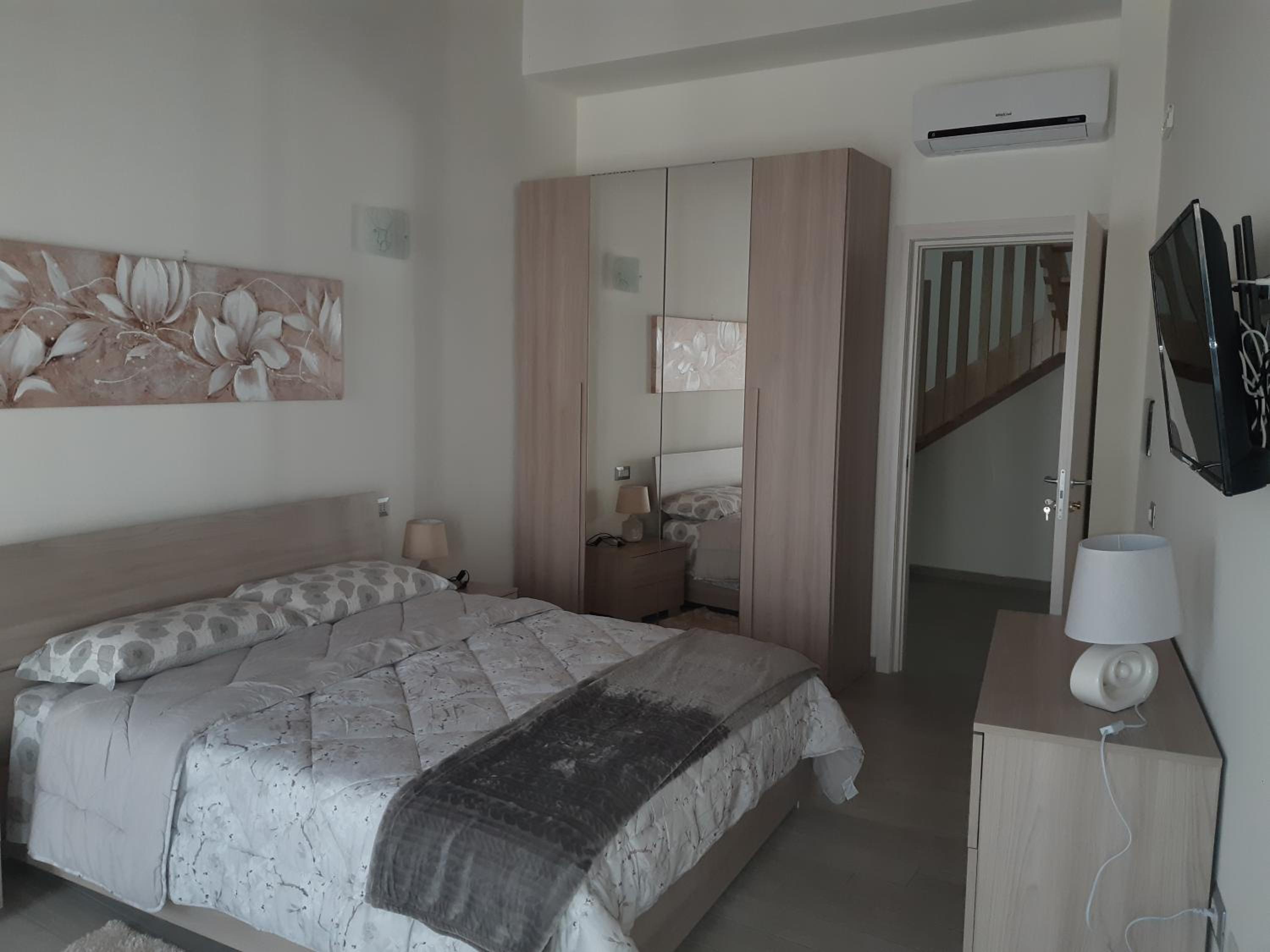 Deluxe Double Room with Balcony - Photo 5