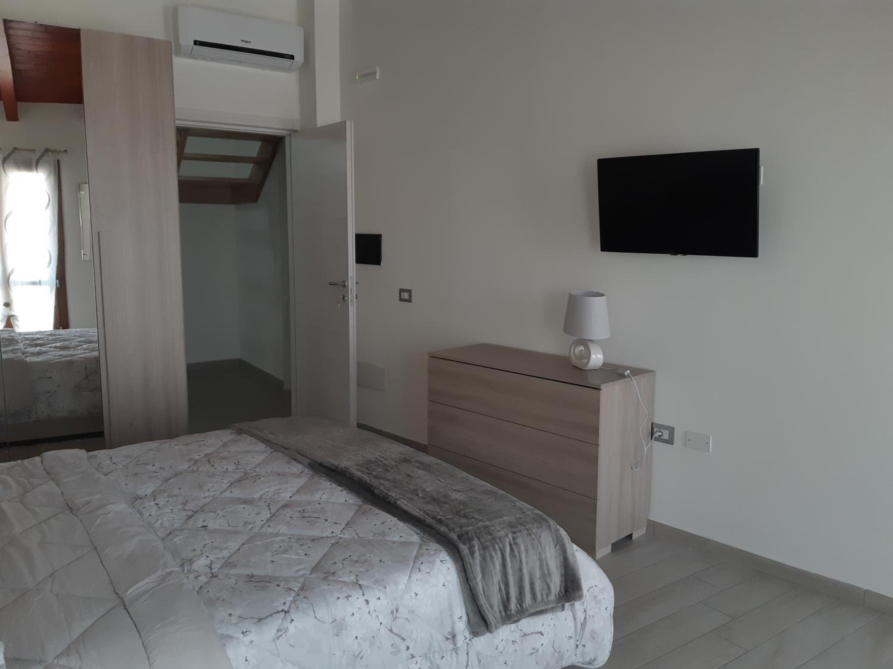 Deluxe Double Room with Balcony - Photo 2