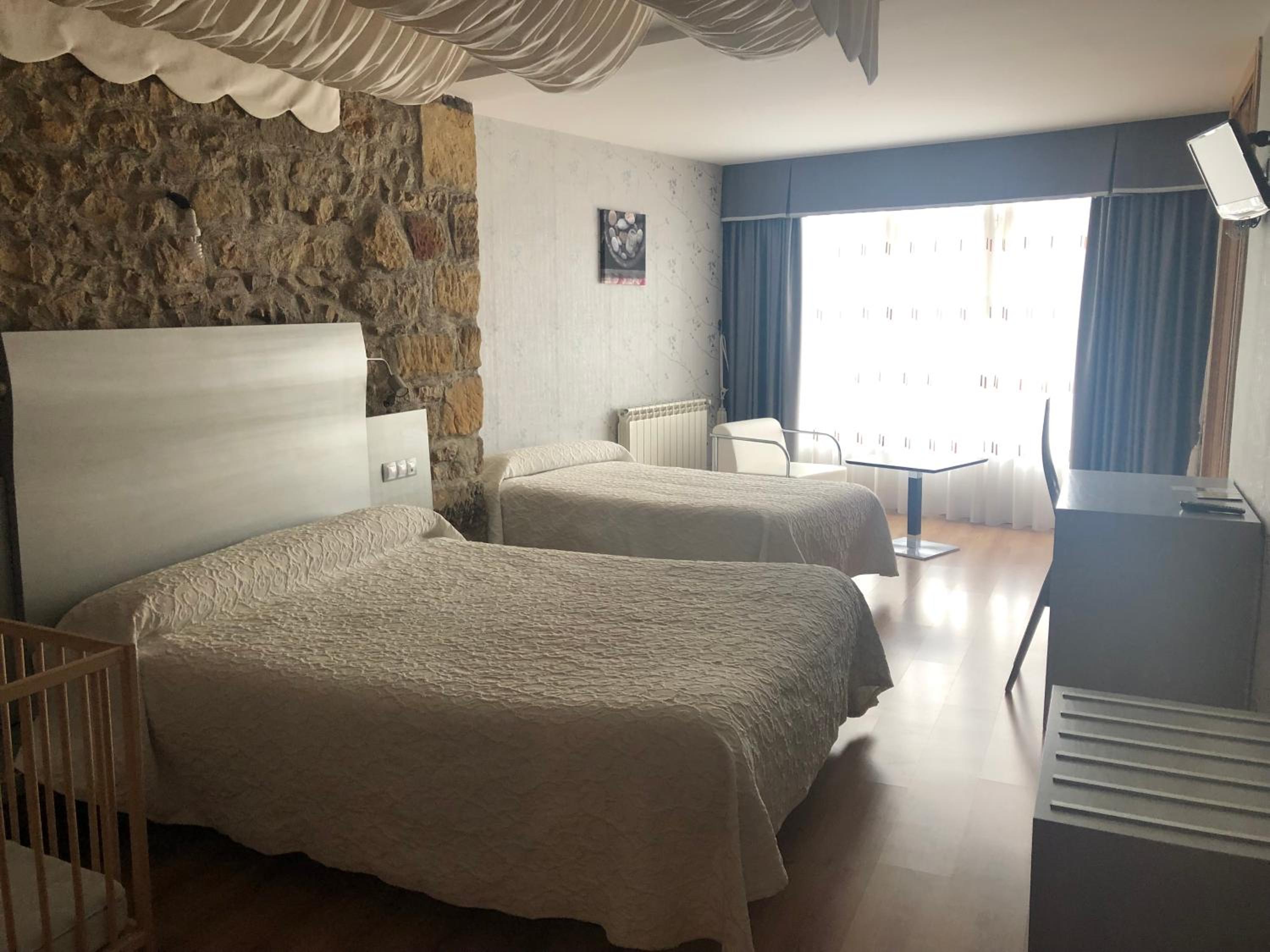 Double or Twin Room with Bathroom - Photo 2
