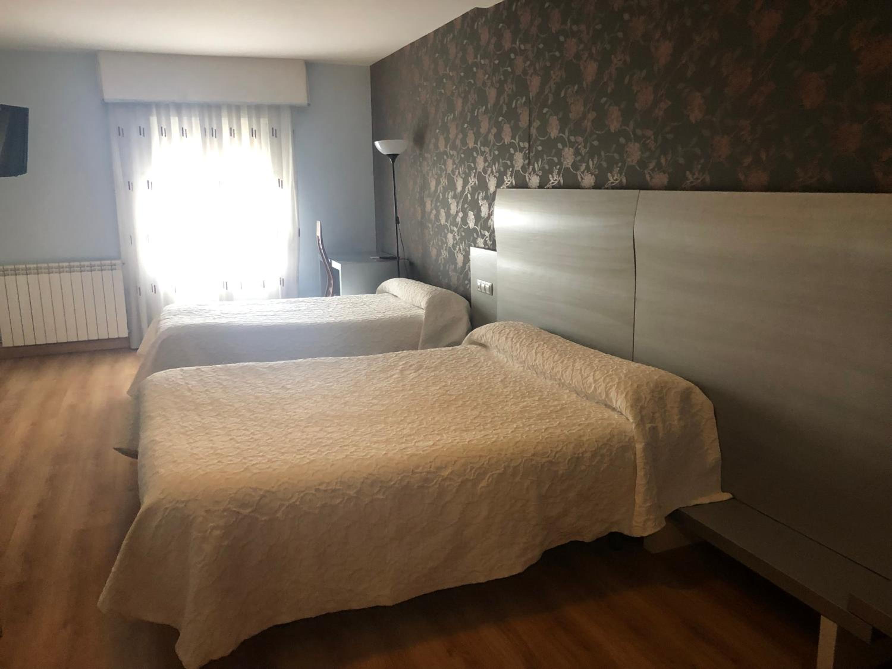 Double or Twin Room with Bathroom - Photo 3