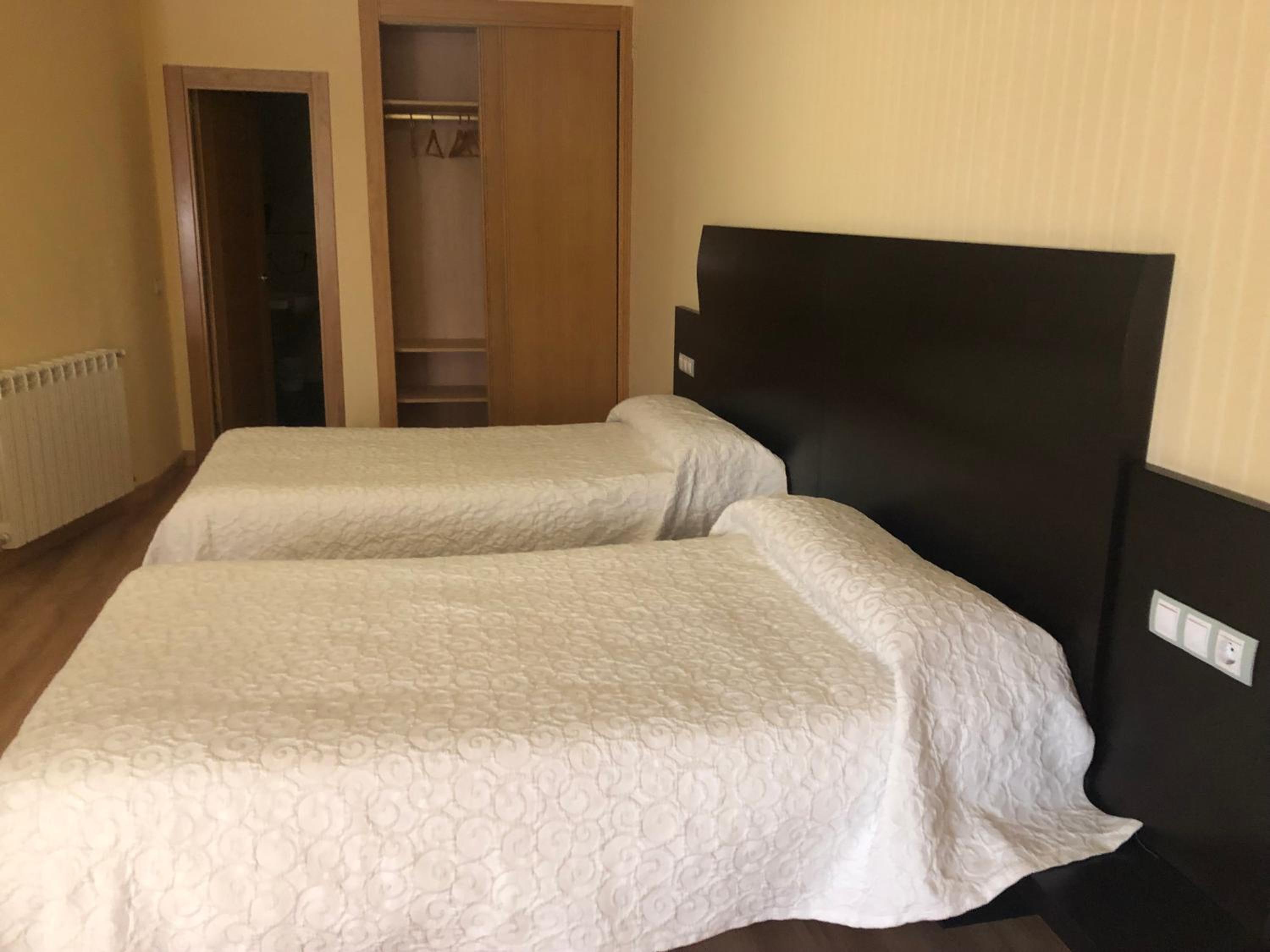 Double or Twin Room with Bathroom - Photo 4