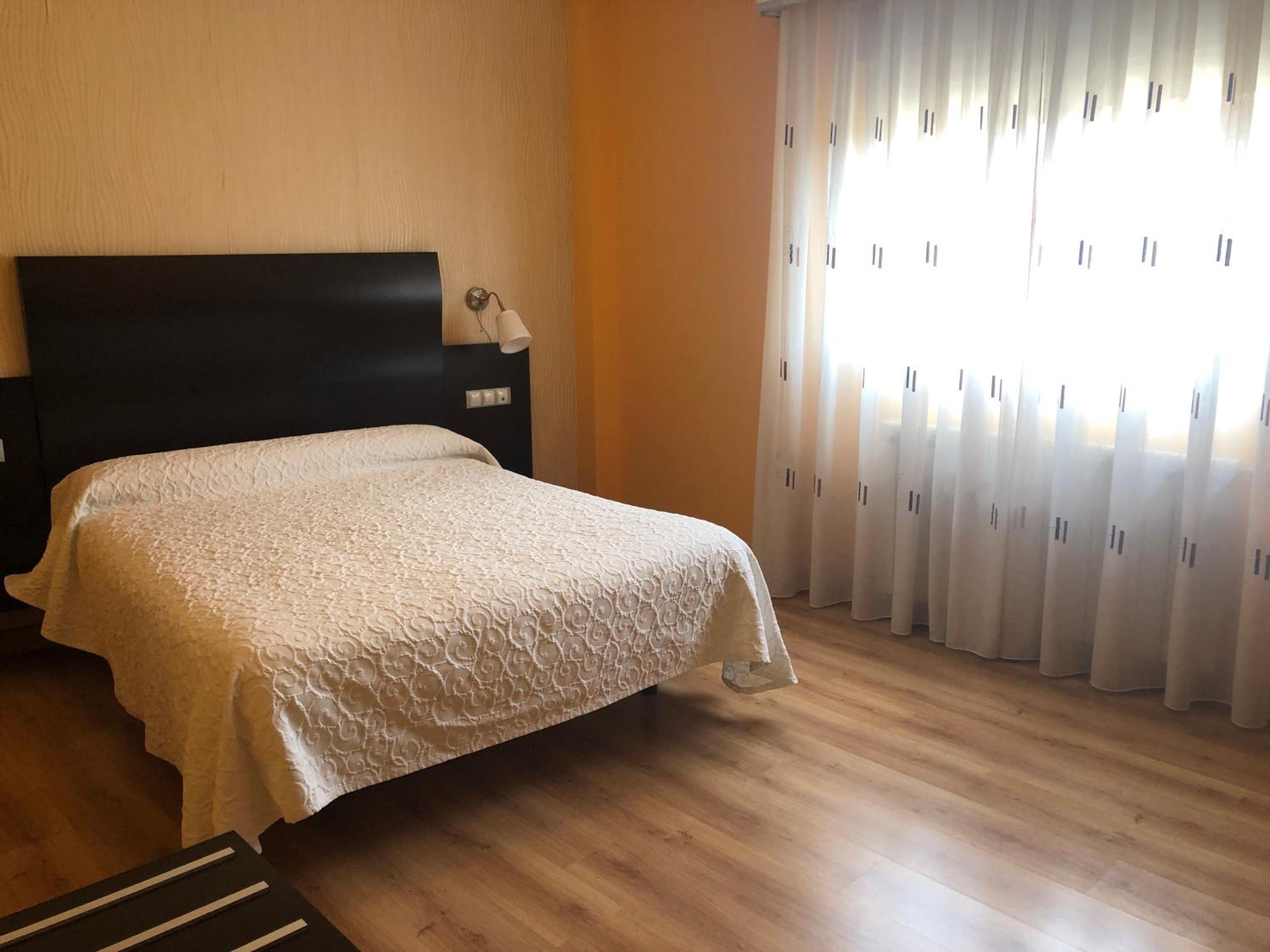 Double or Twin Room with Bathroom - Photo 5