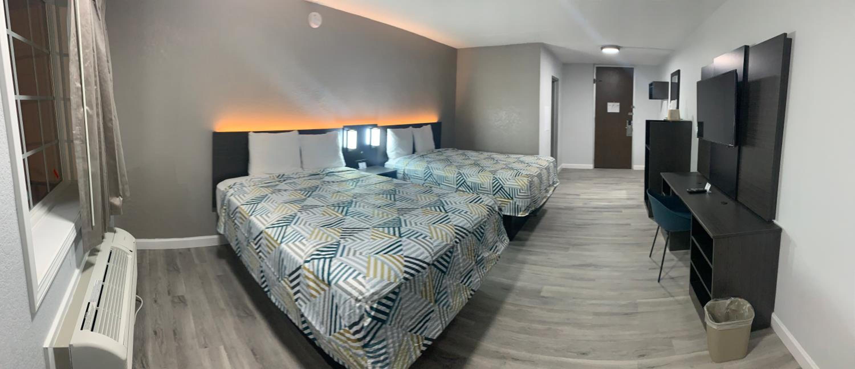 Queen Room with Two Queen Beds - Non-Smoking - Photo 7