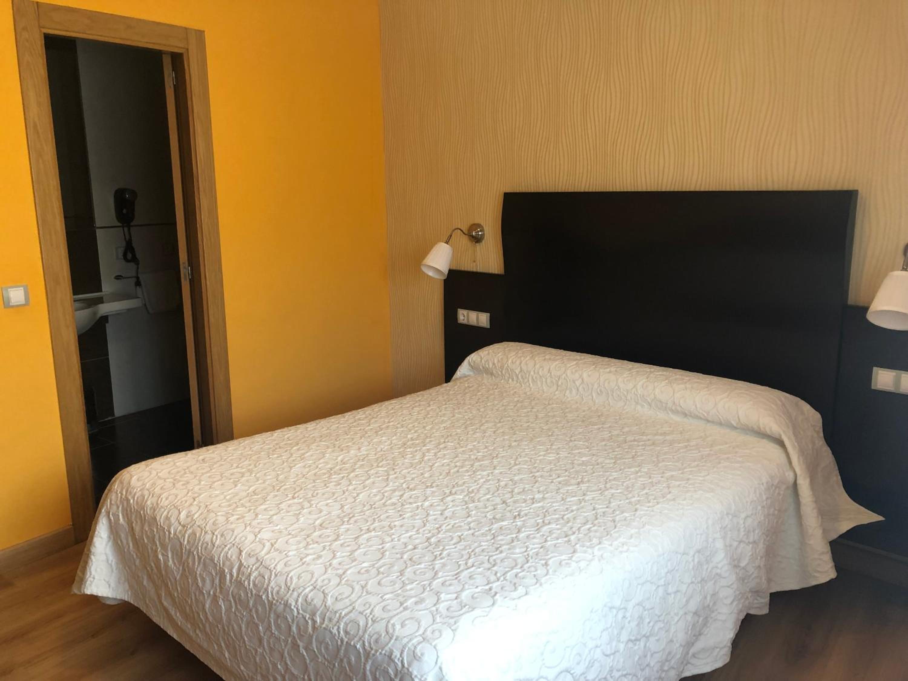 Double or Twin Room with Bathroom - Photo 1