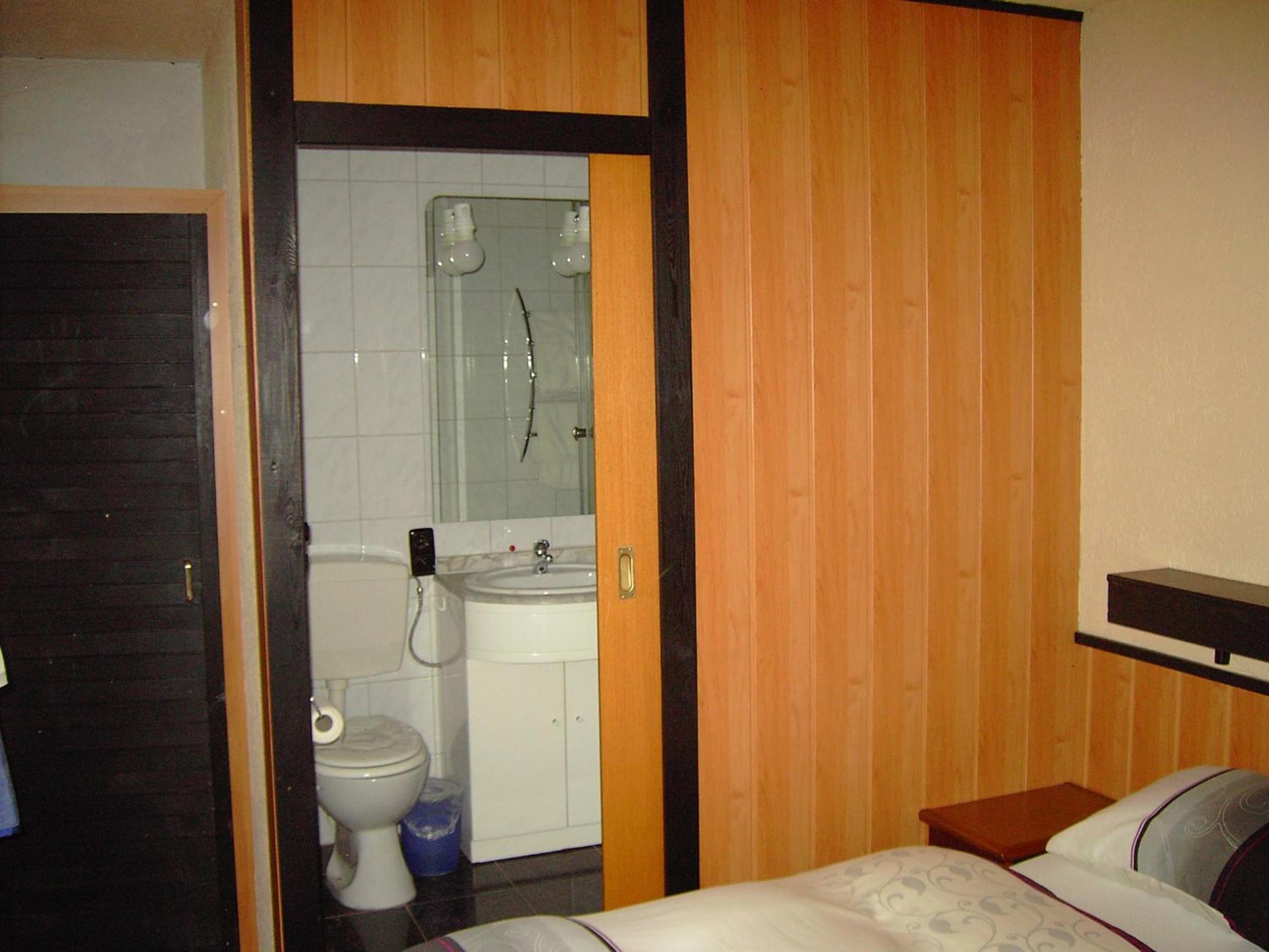 Single Room with Bathroom photo 3