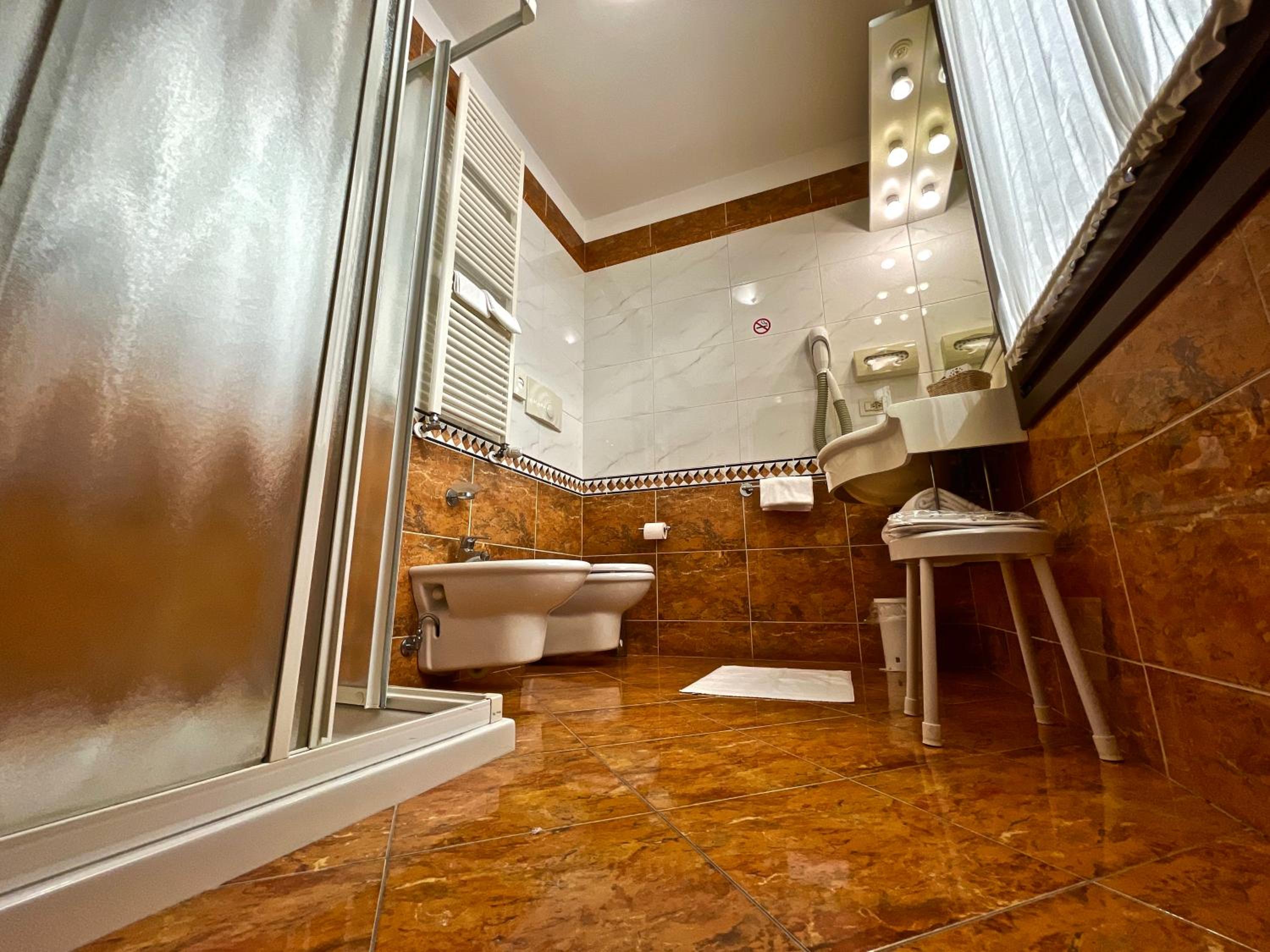 Superior Double or Twin Room - Photo 8