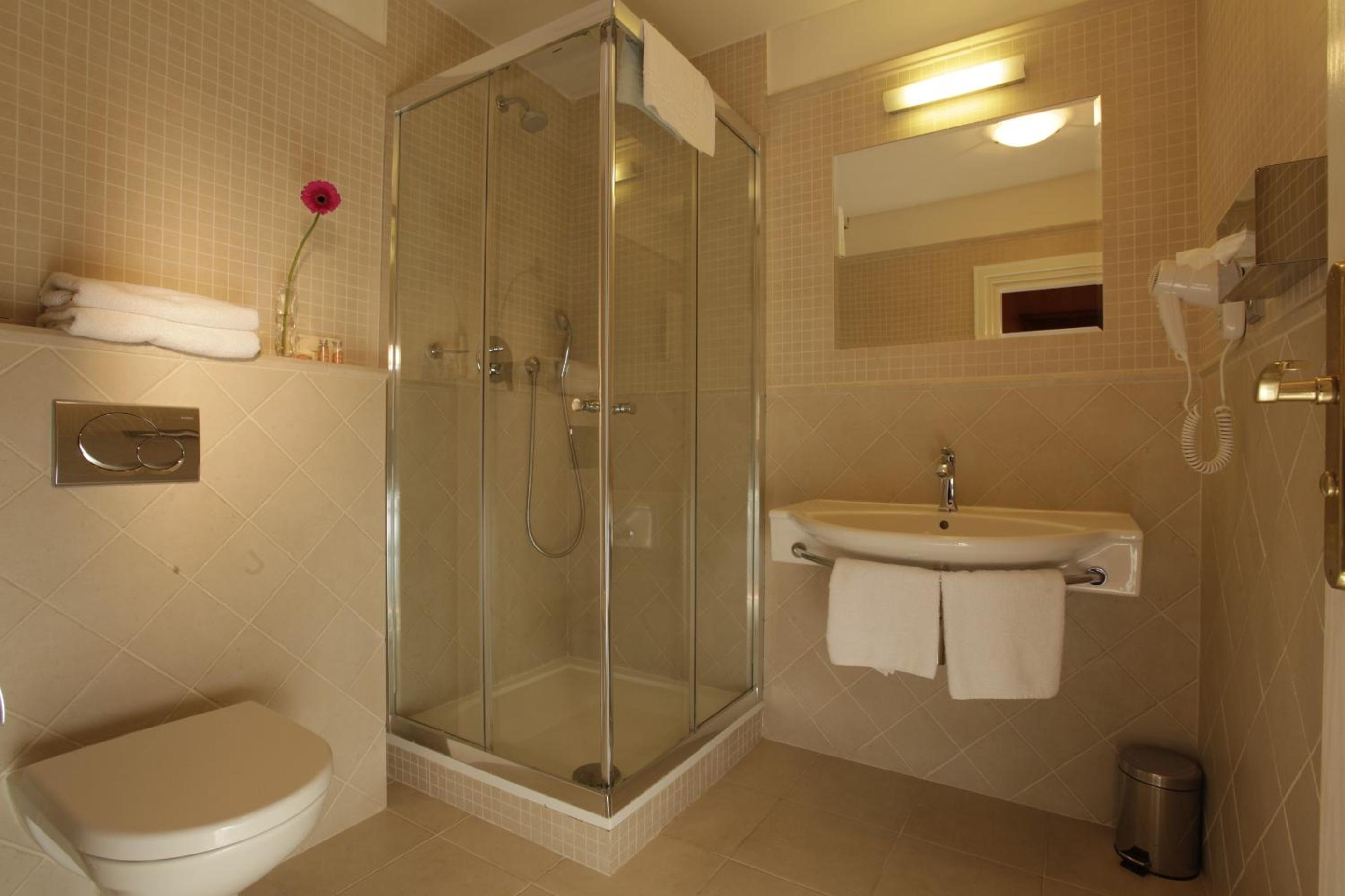 Standard Double or Twin Room - Photo 5
