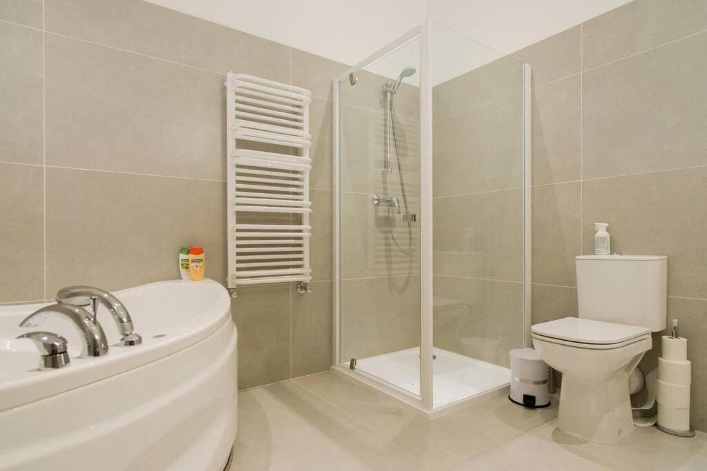 One-Bedroom Apartment - Photo 2