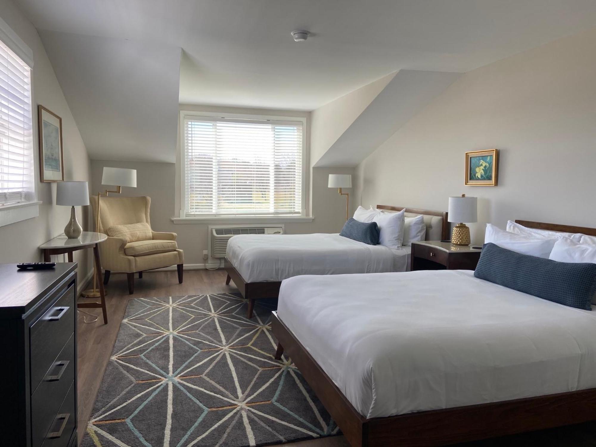 Standard Queen Room with Two Queen Beds photo 1