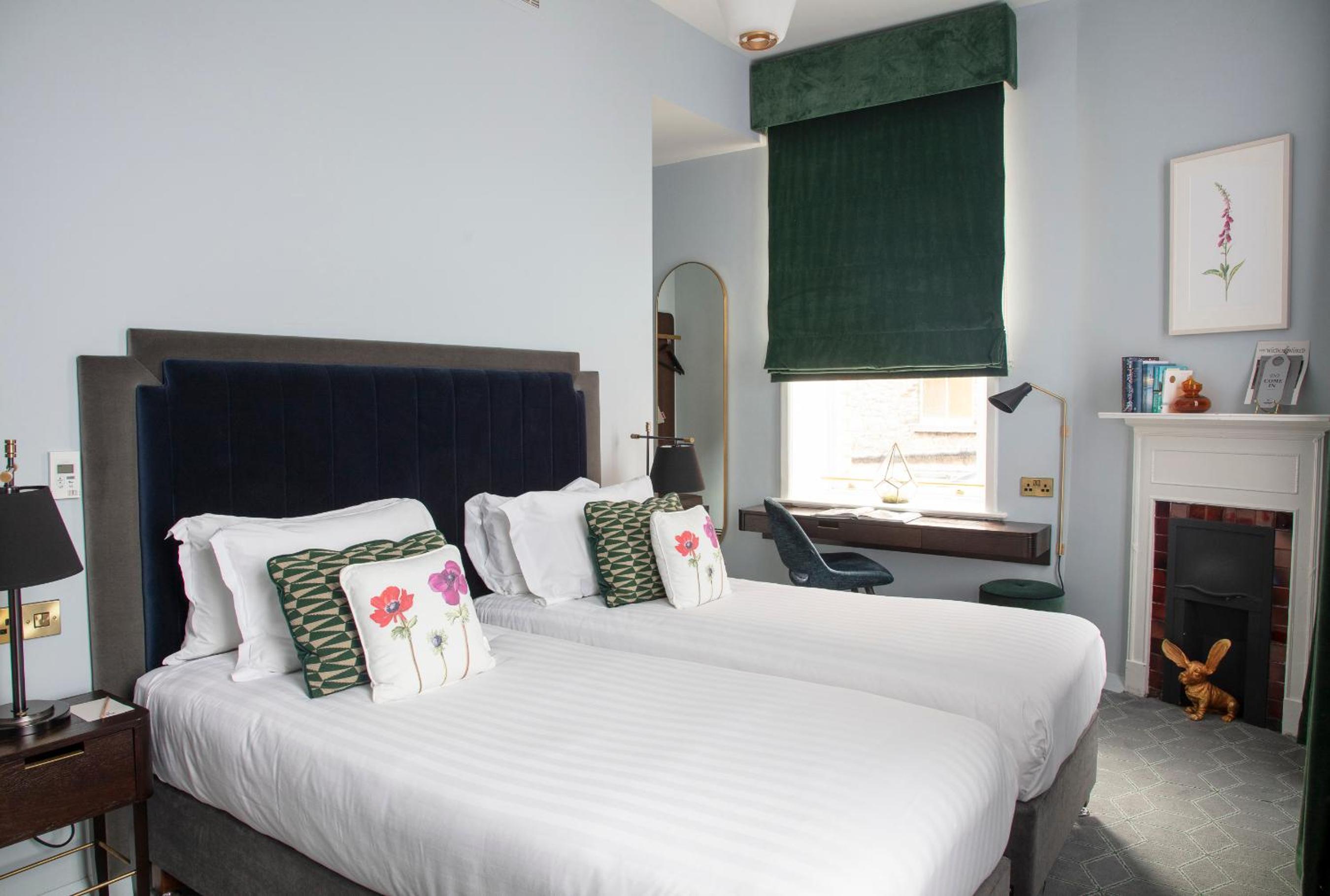 Standard Twin Room thumbnail 6