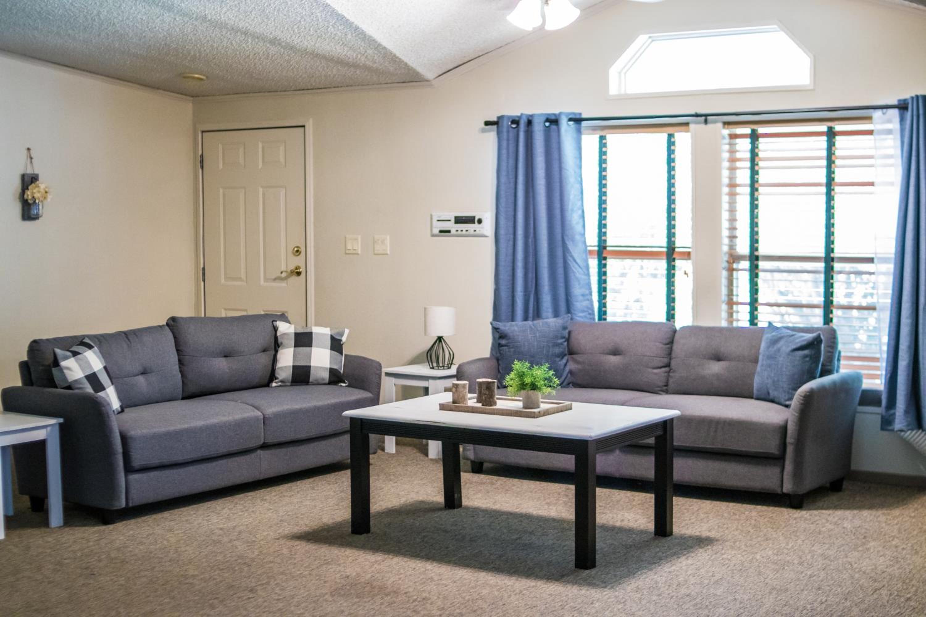 Five-Bedroom House photo 2