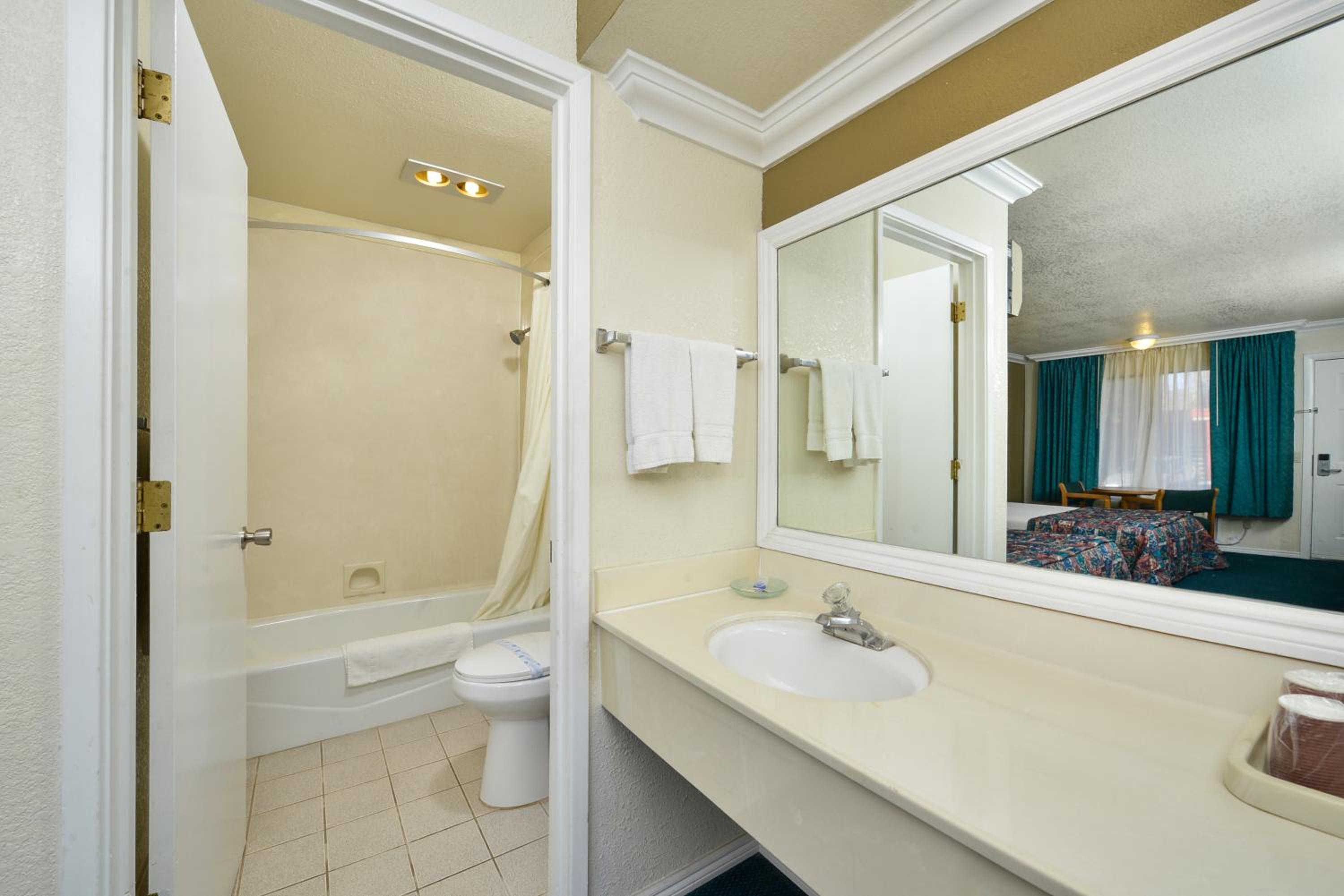 Queen Room with Two Queen Beds - Photo 7