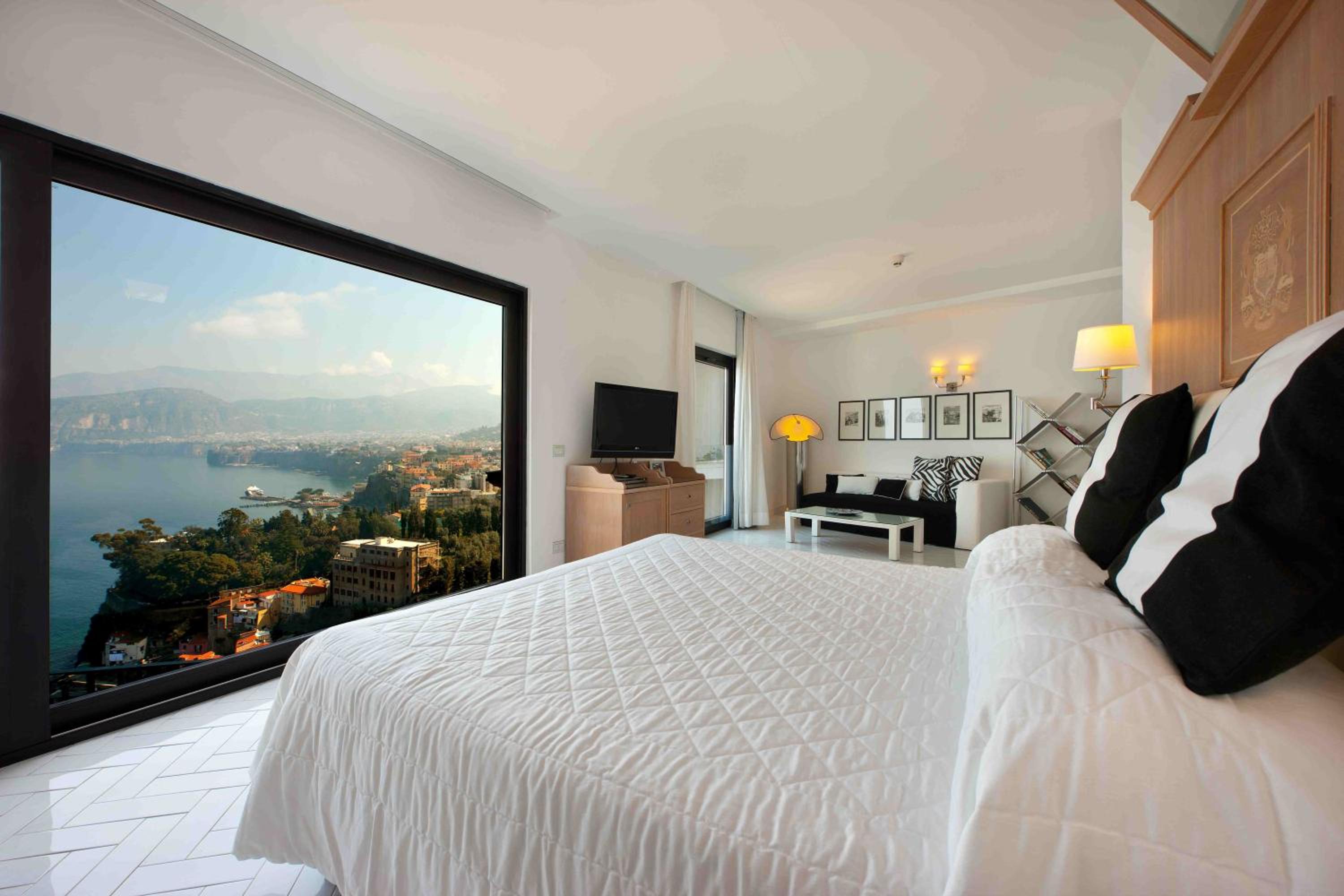 Junior Suite with Balcony and Sea View - Photo 9