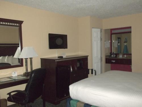 Deluxe Double Room with Two Double Beds - Non-Smoking photo 2