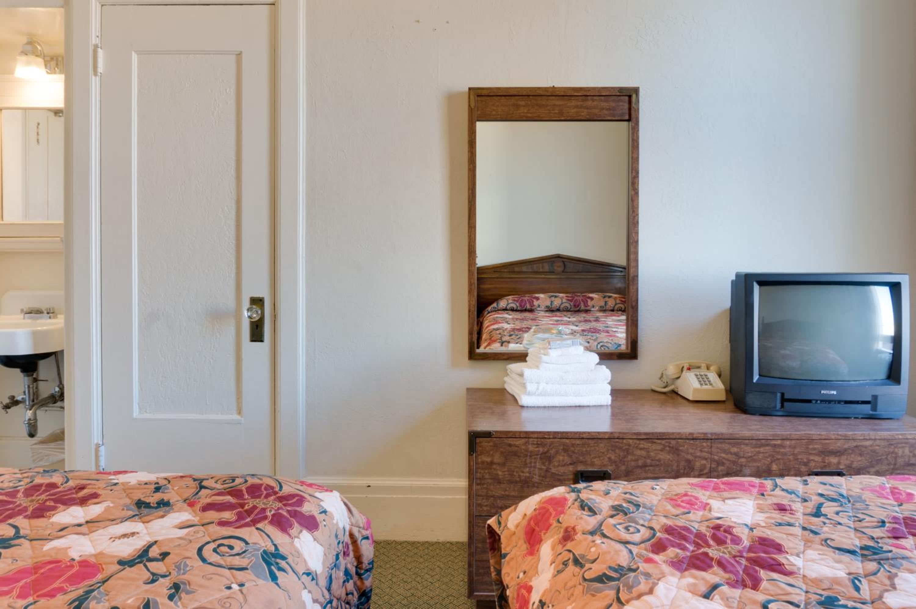 Twin Room with Private Bathroom - Photo 4