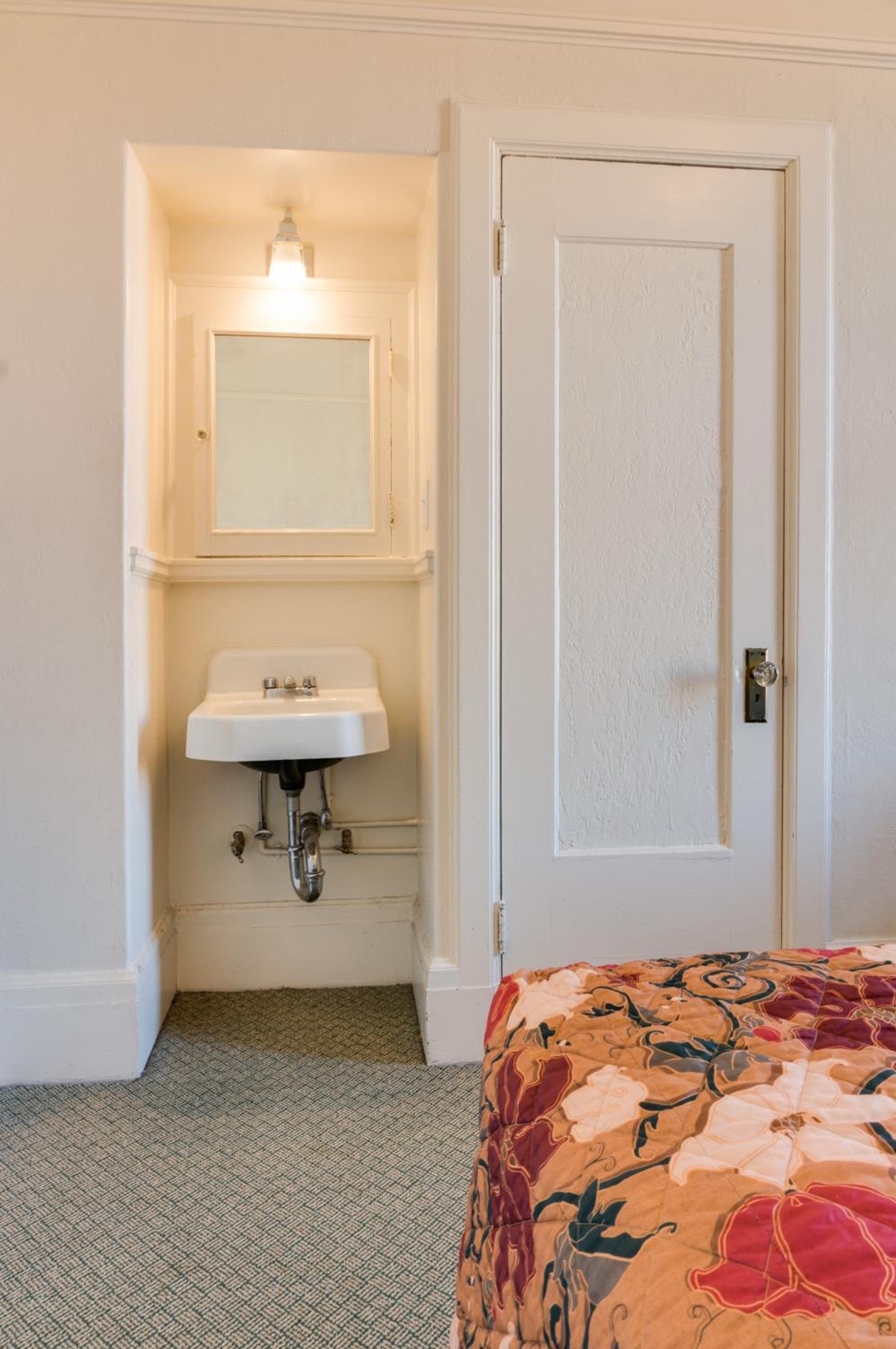 Twin Room with Private Bathroom - Photo 3