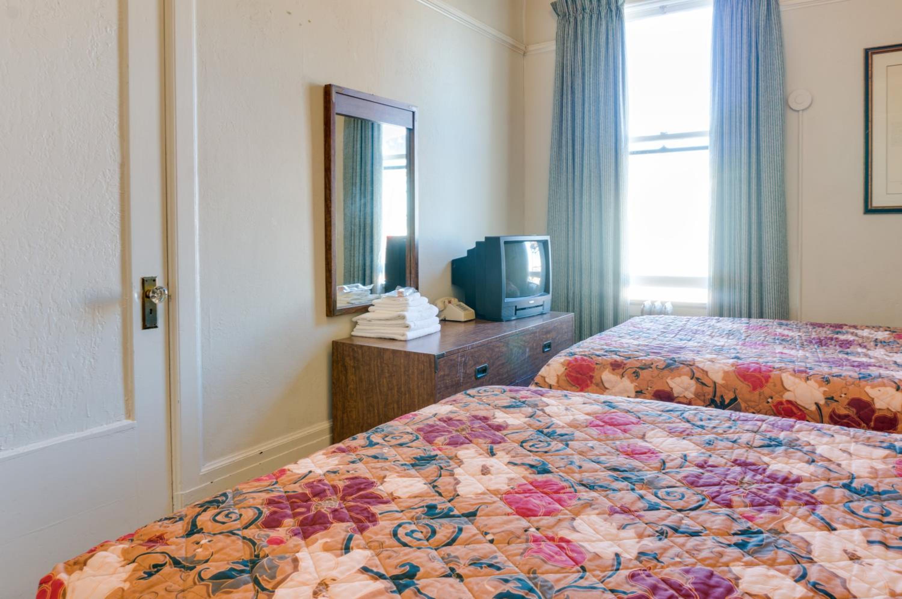 Twin Room with Private Bathroom - Photo 8