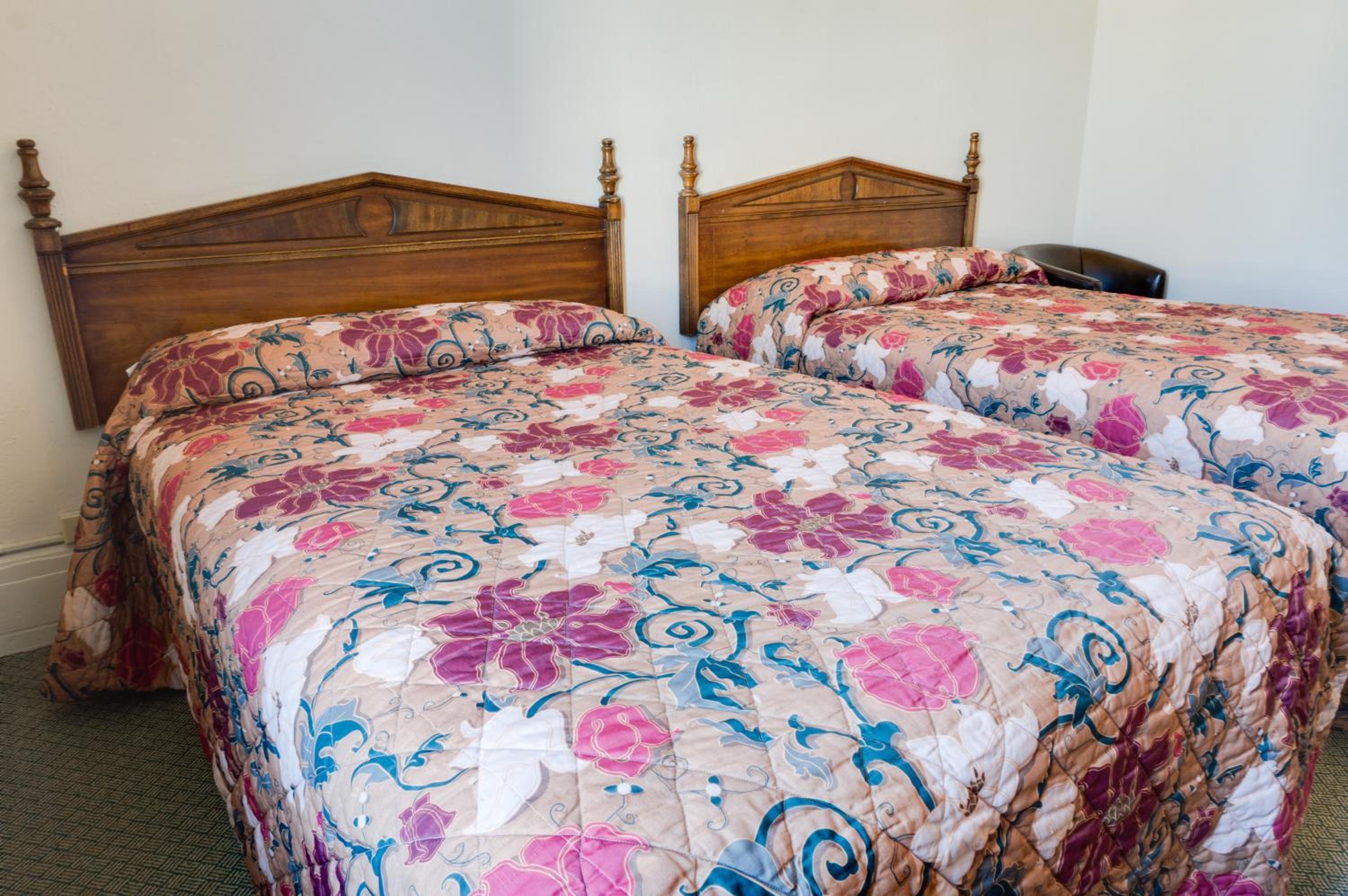 Twin Room with Private Bathroom - Photo 7