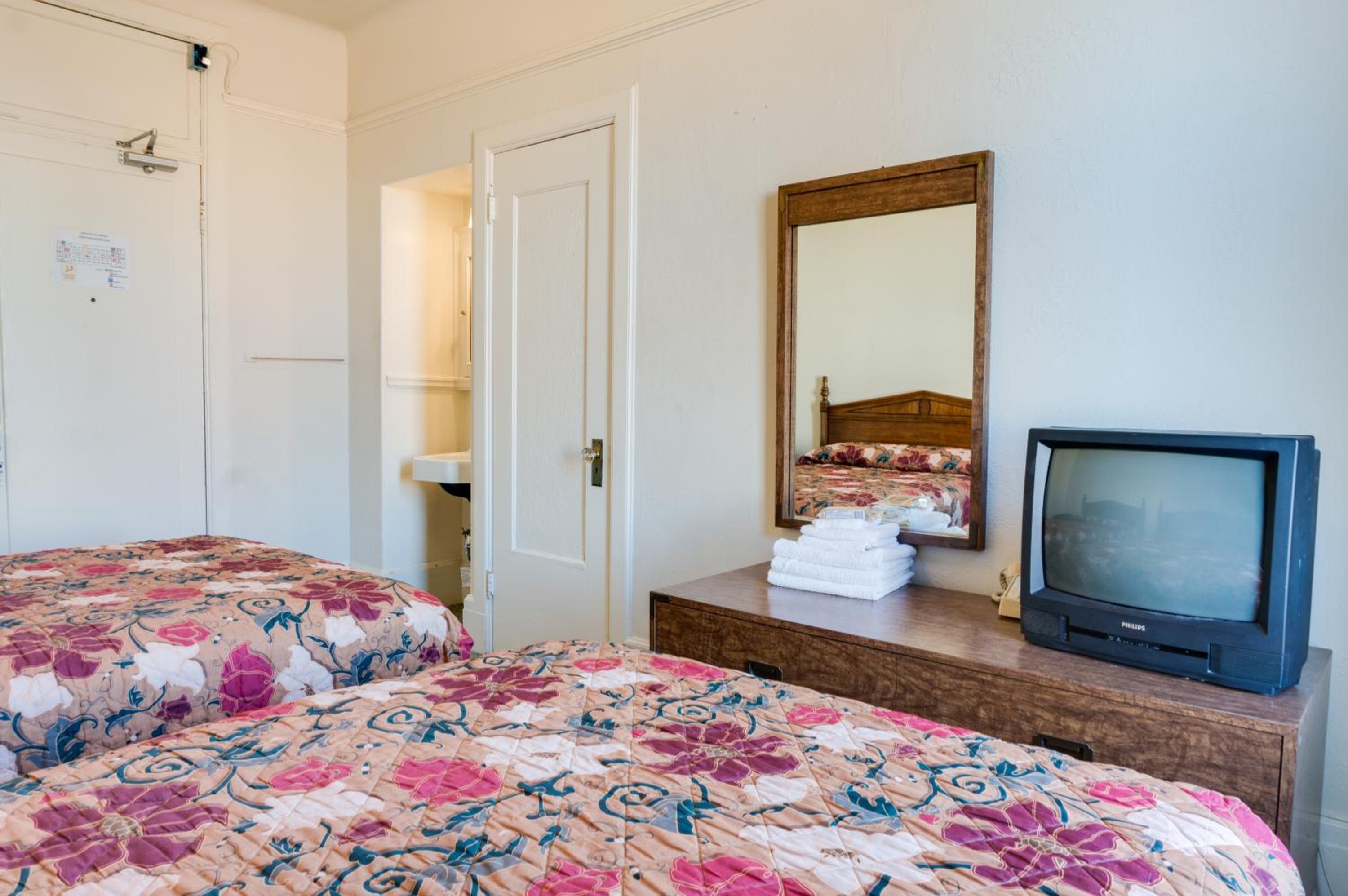 Twin Room with Private Bathroom - Photo 1