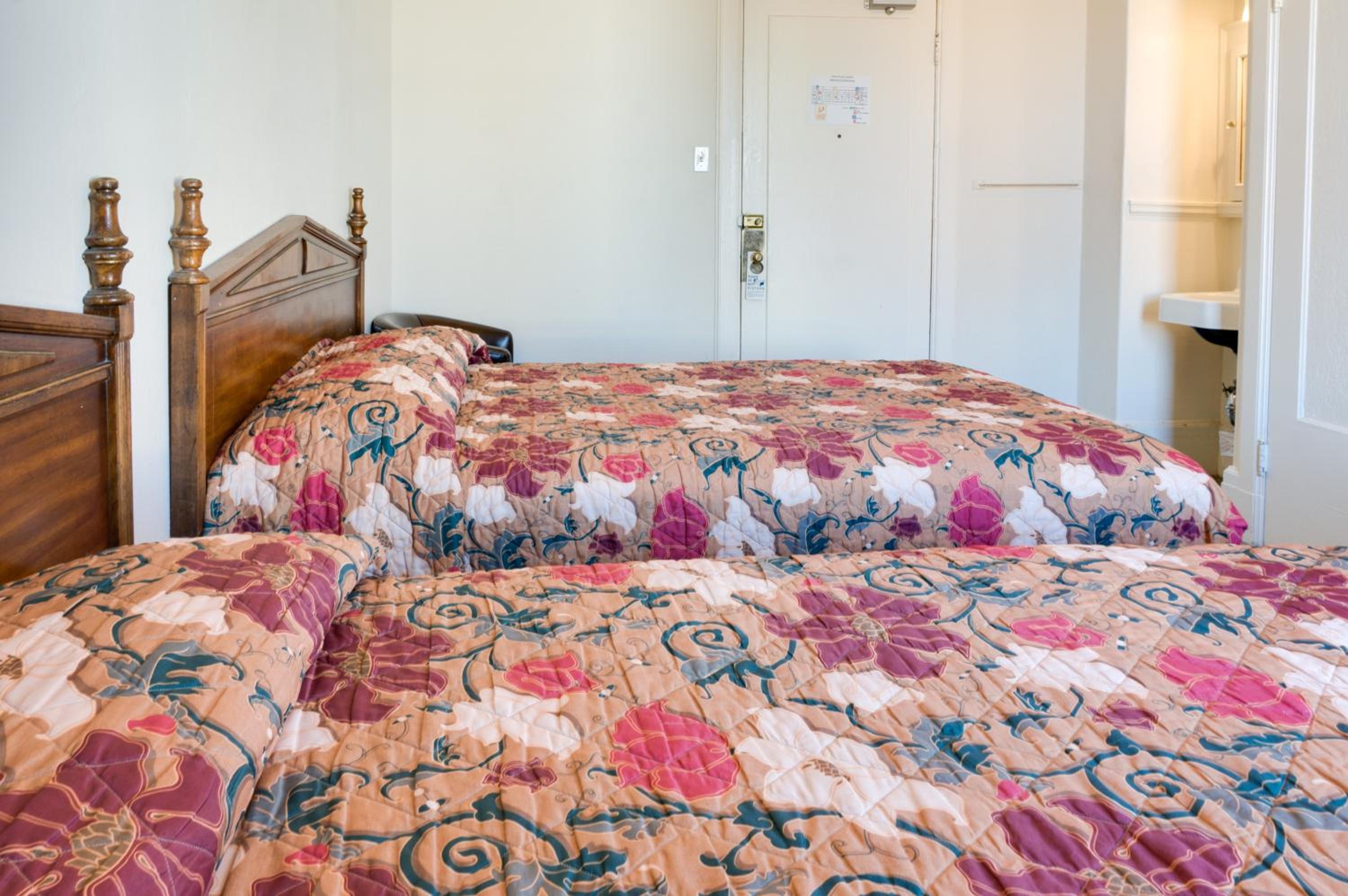 Twin Room with Private Bathroom - Photo 6