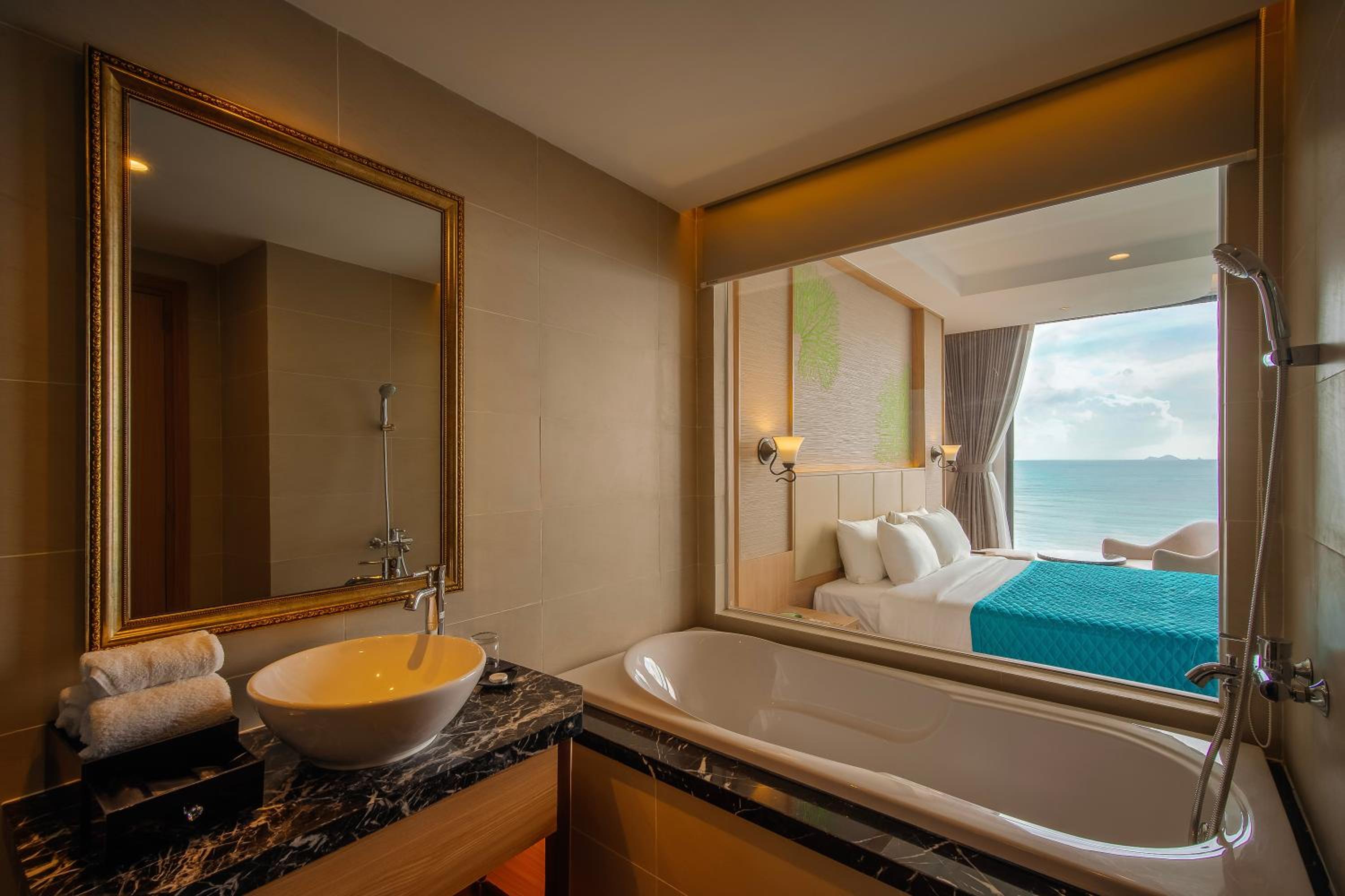 Premier Deluxe Double Room with Balcony and Ocean View - Photo 5