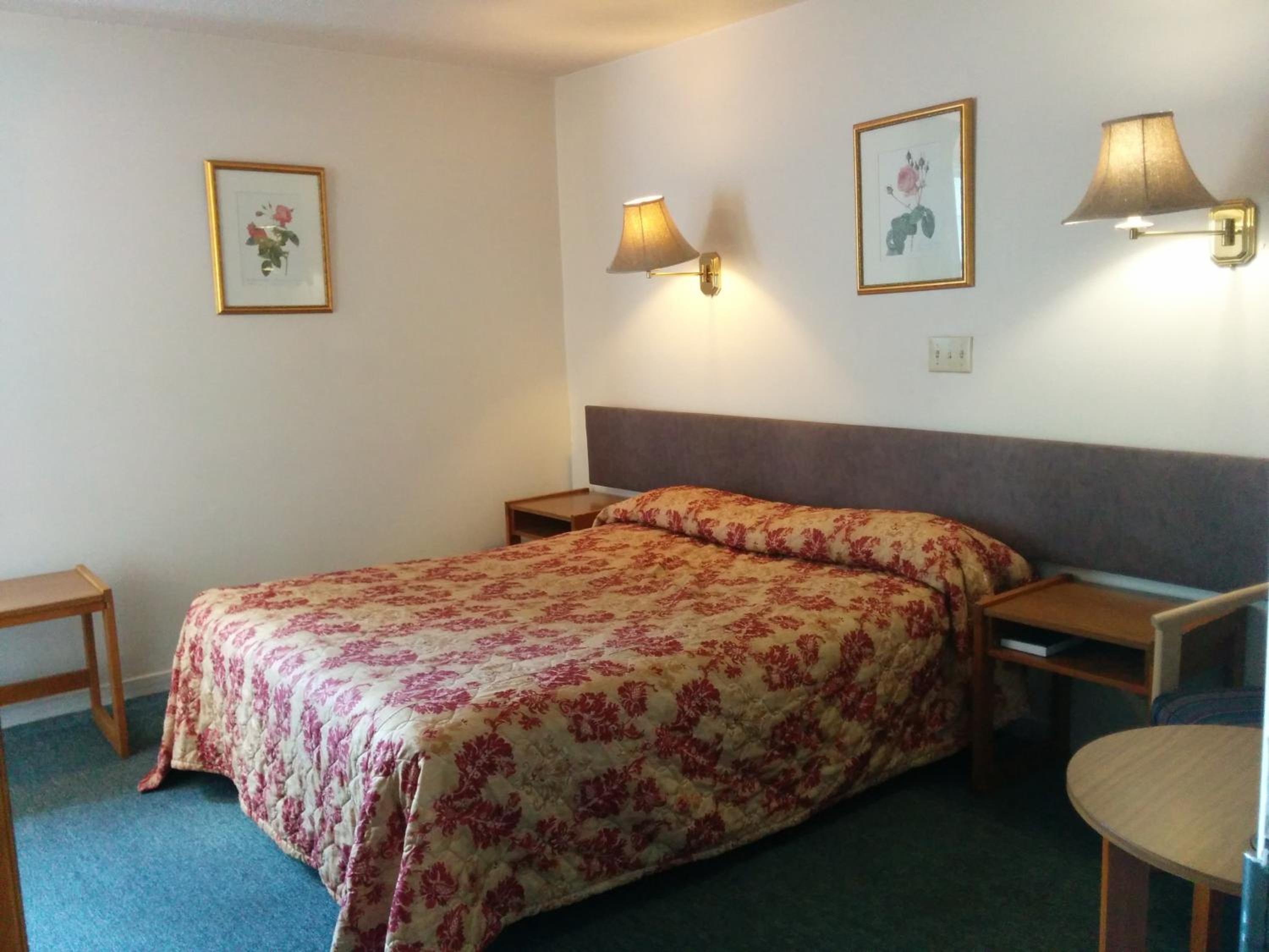 Queen Room photo 2