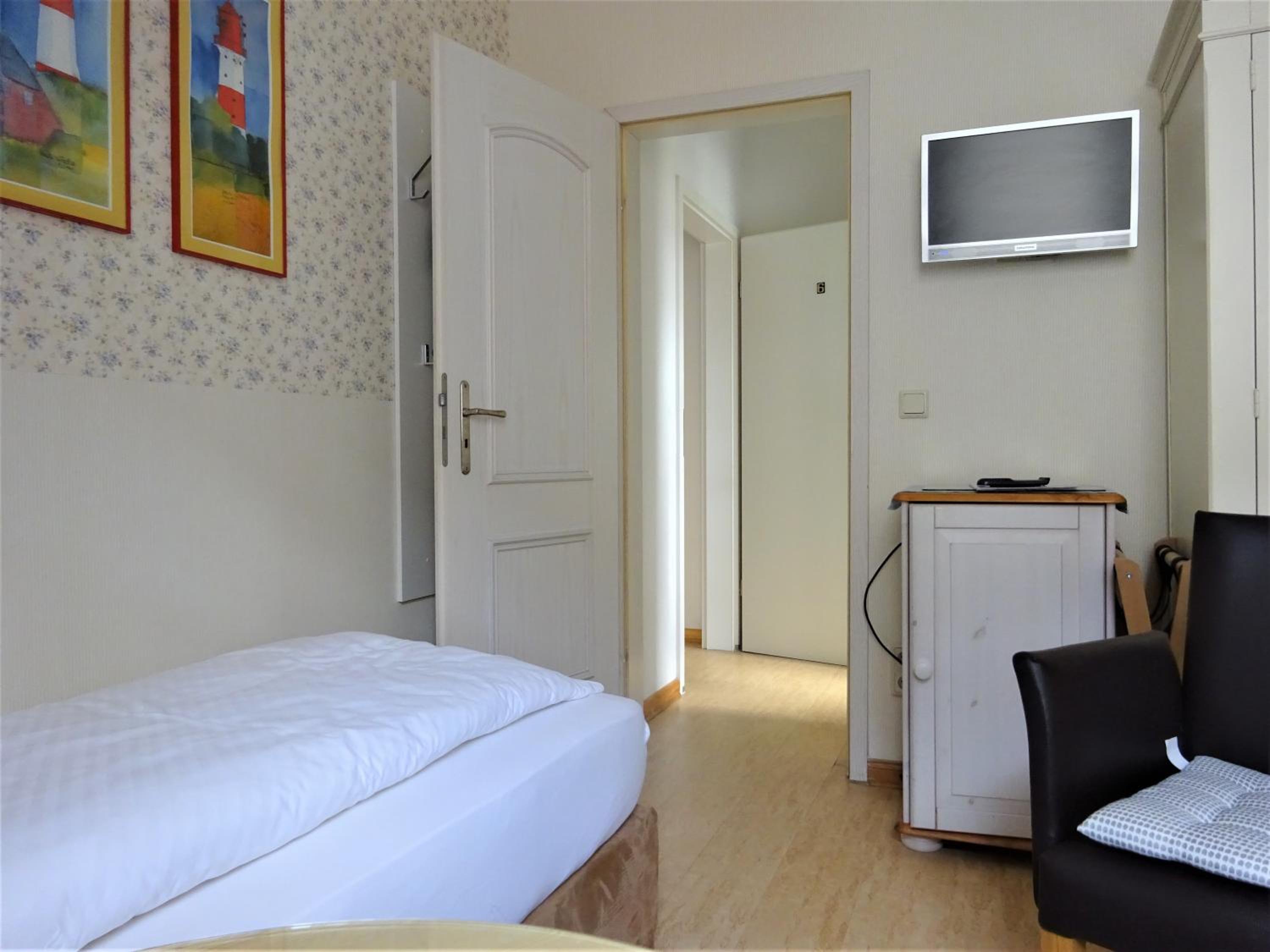 Small Twin Room photo 2