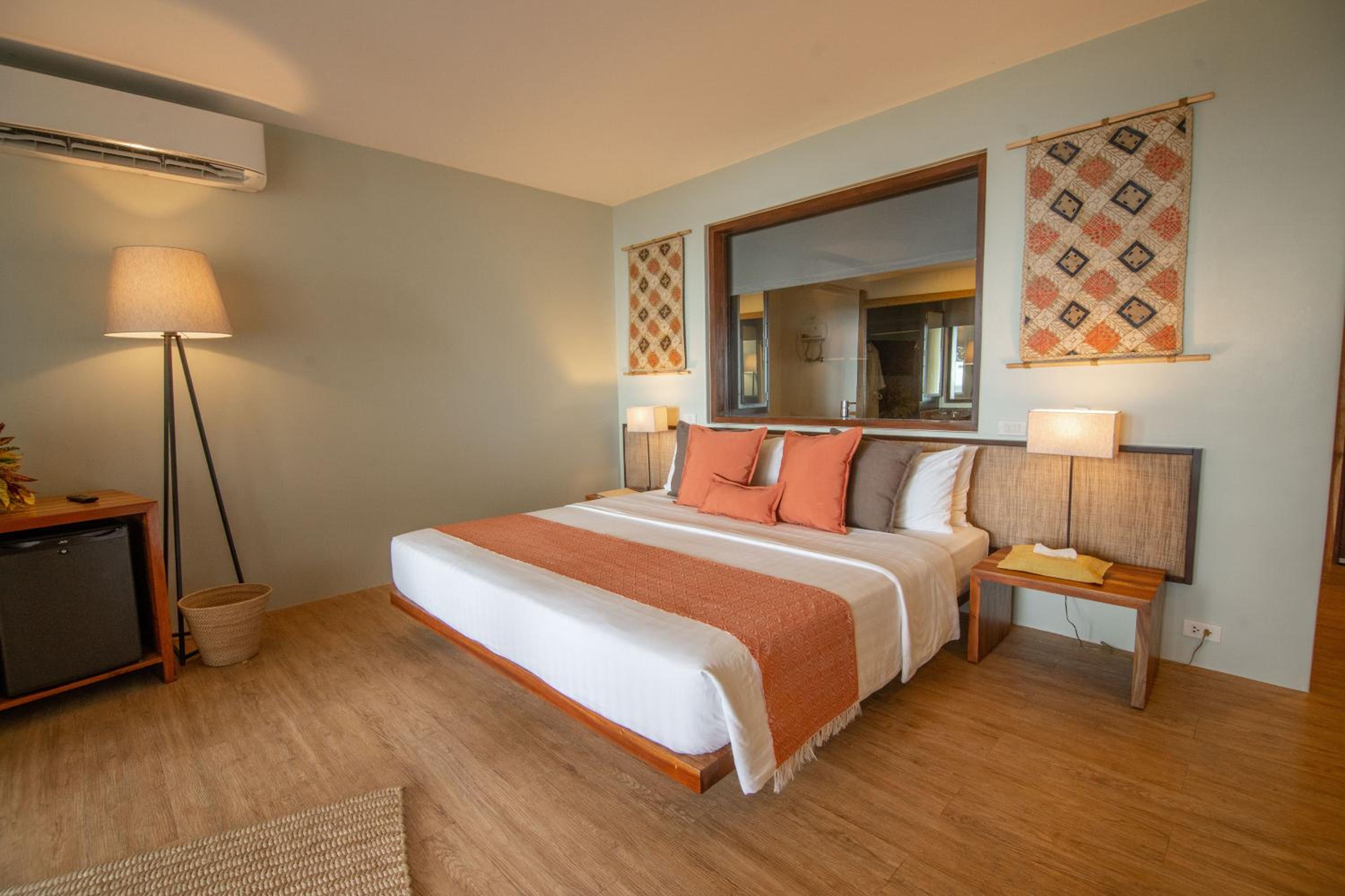 Deluxe King Room with Ocean View photo 2