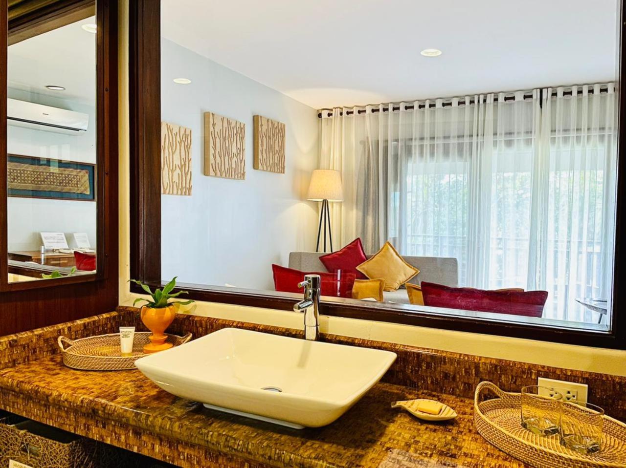 Deluxe King Room with Ocean View photo 3