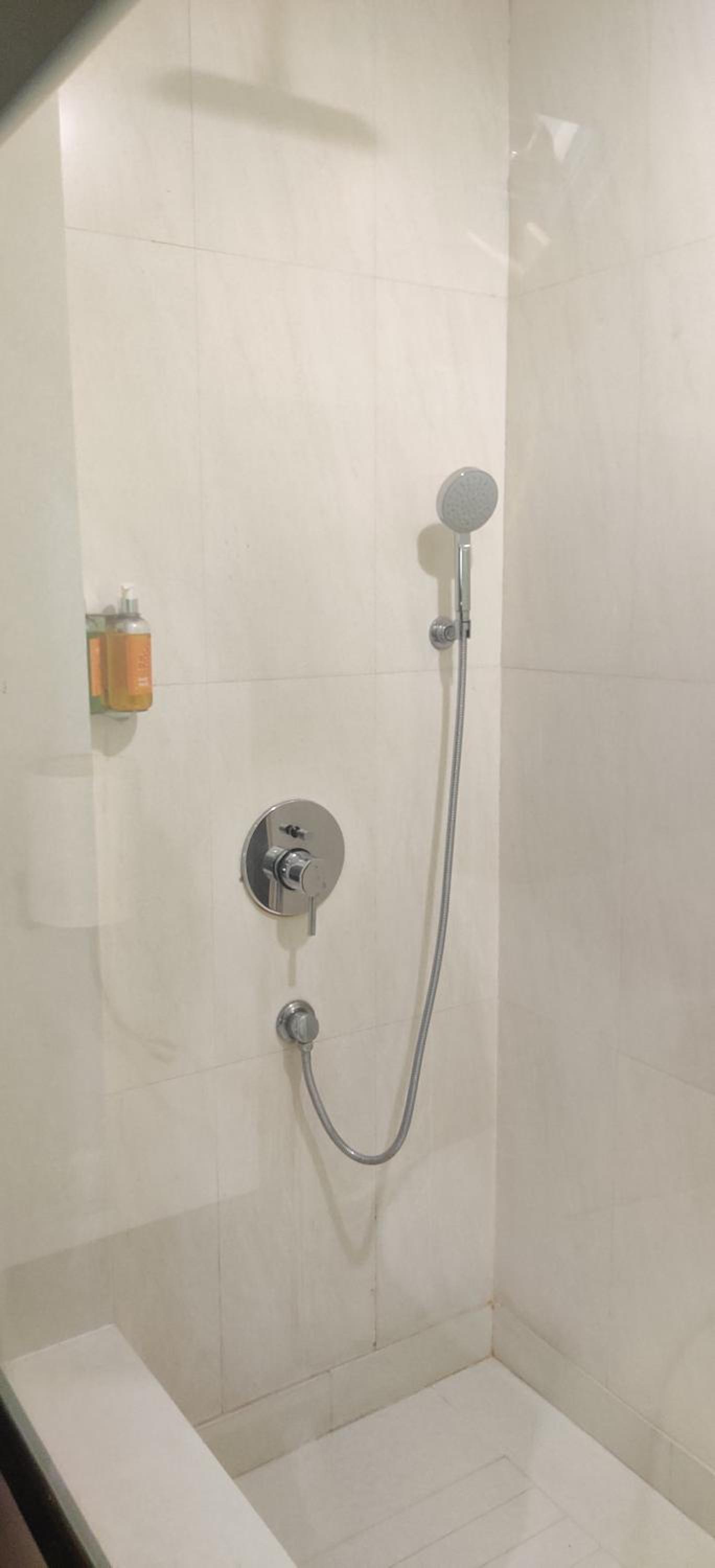 Premium Room with Balcony & with Happy Hours-1+1 offer on Alcoholic Beverages, 15% Off on Laundry service, Complimentary In-Room Refreshments featuring Cookie Platter , 15% off on Food & Beverage services photo 3