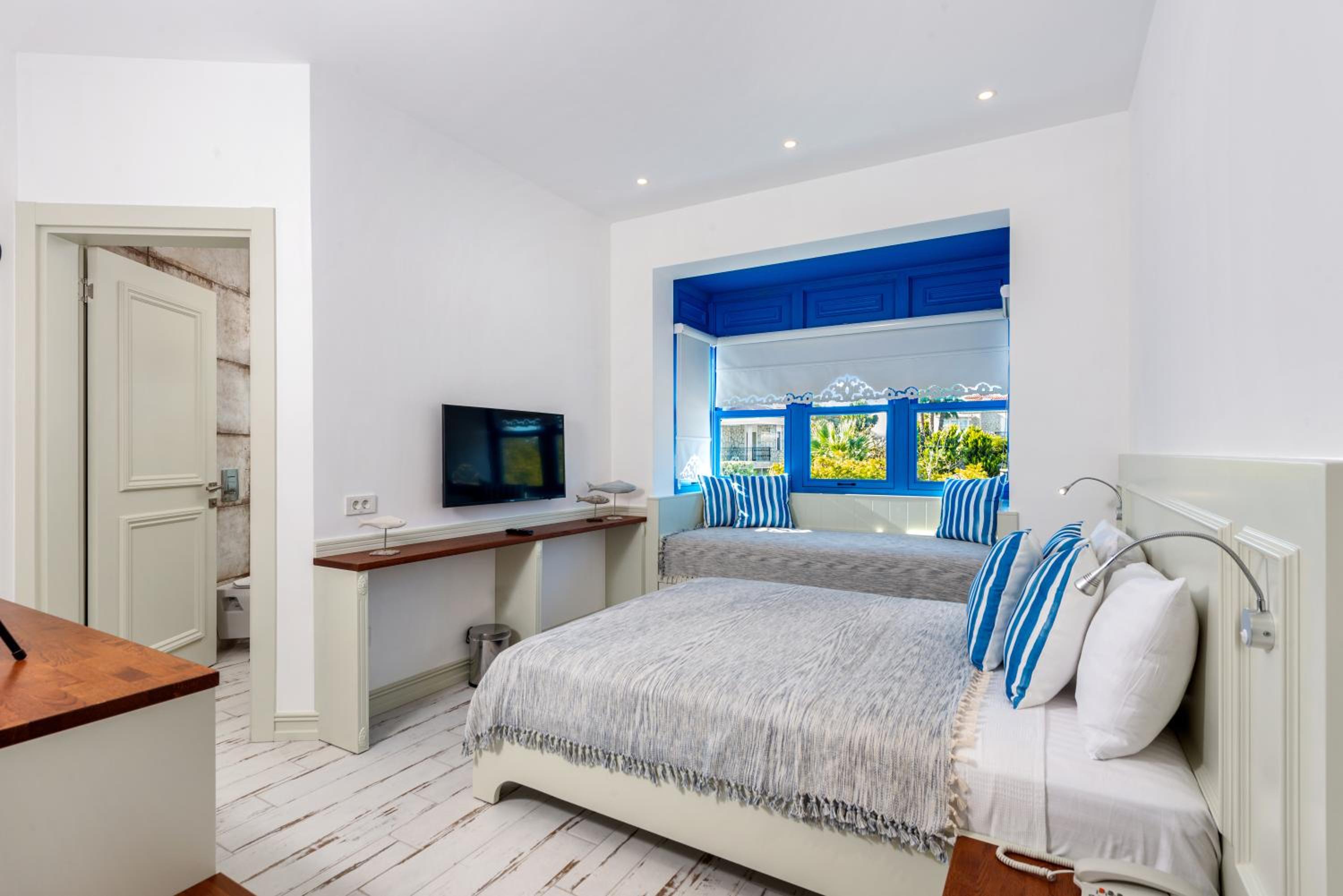 Deluxe Double Room (2 Adults + 1 Child)
