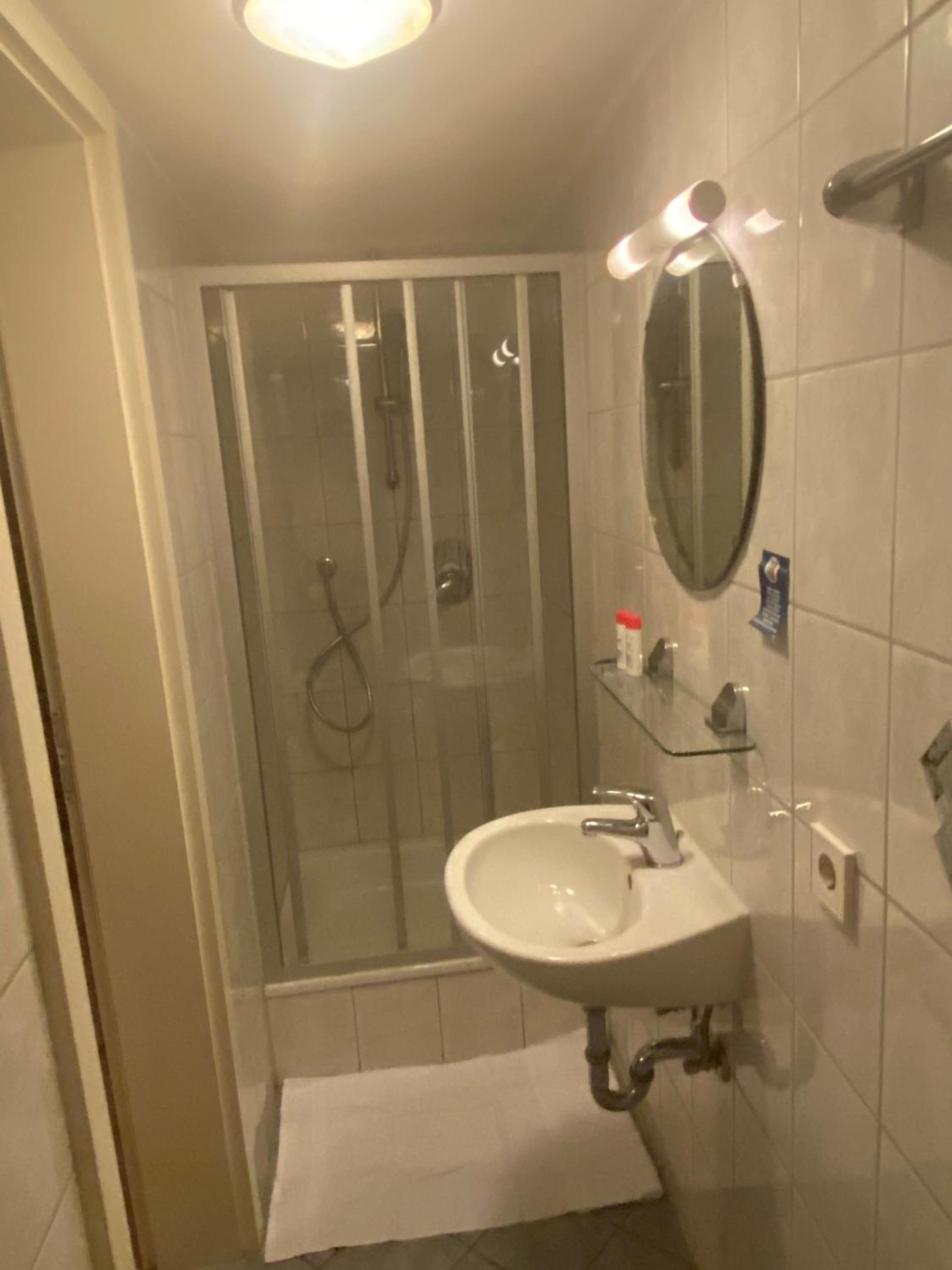Single Room with Private Bathroom photo 2