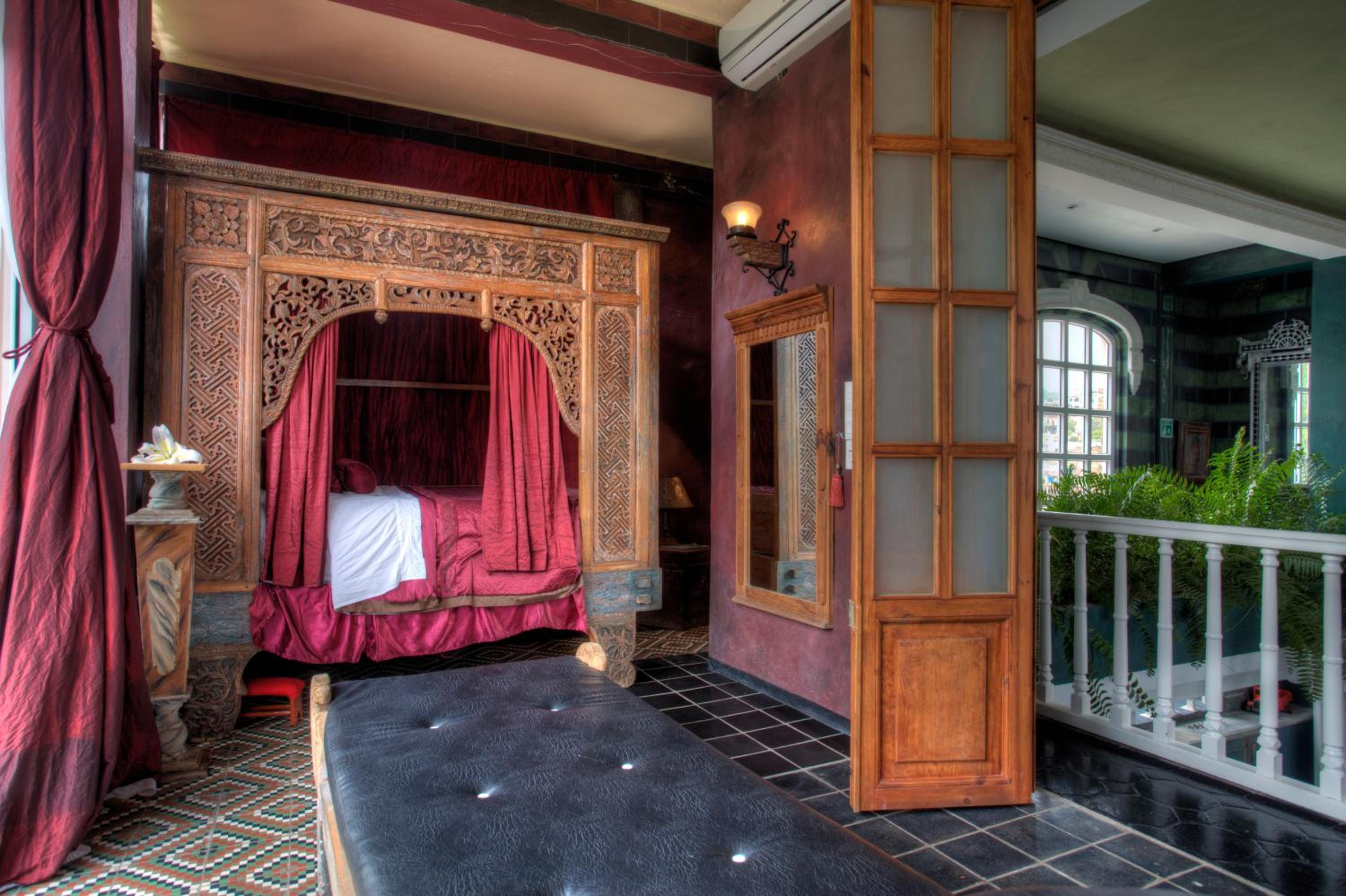 Scarlet Queen Room