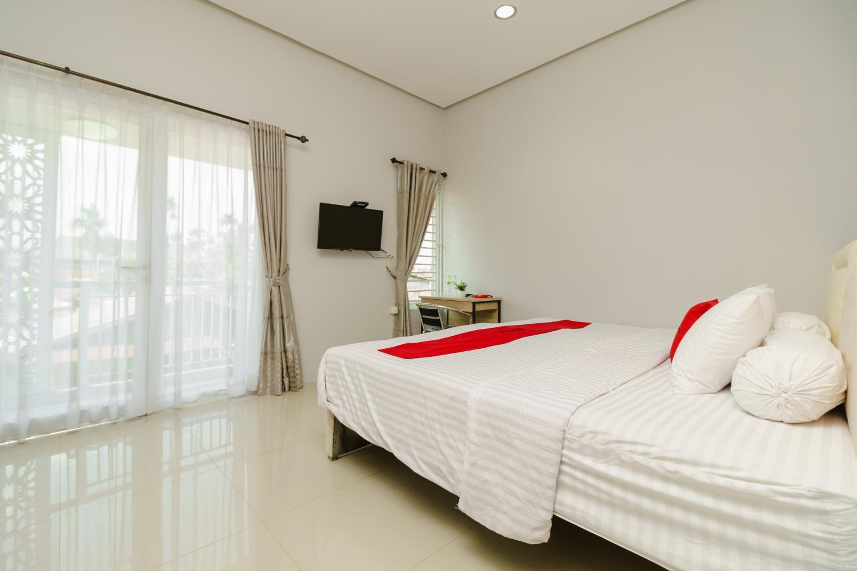 Suite - Photo 1