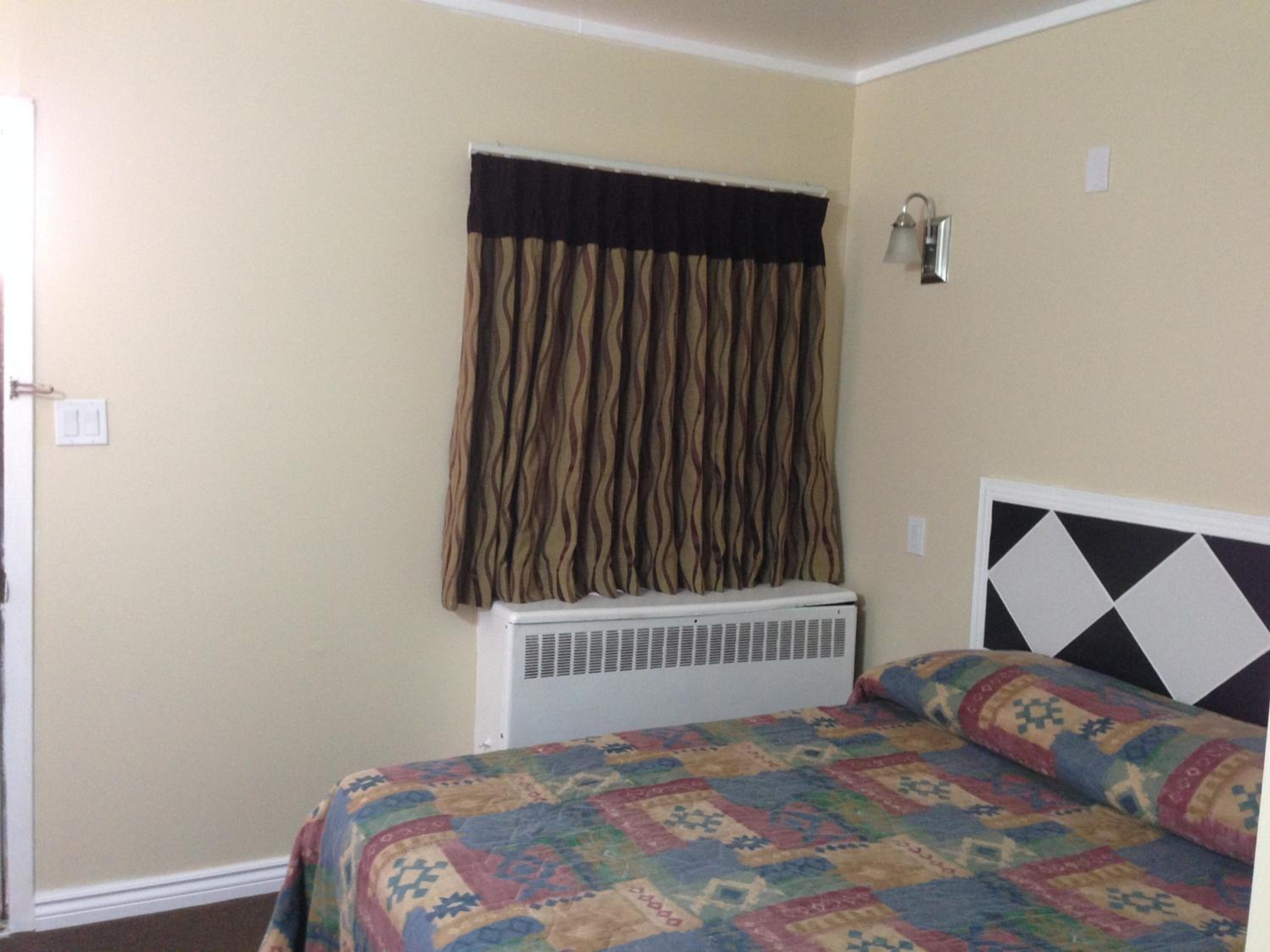 Queen Room - Non-Smoking photo 1