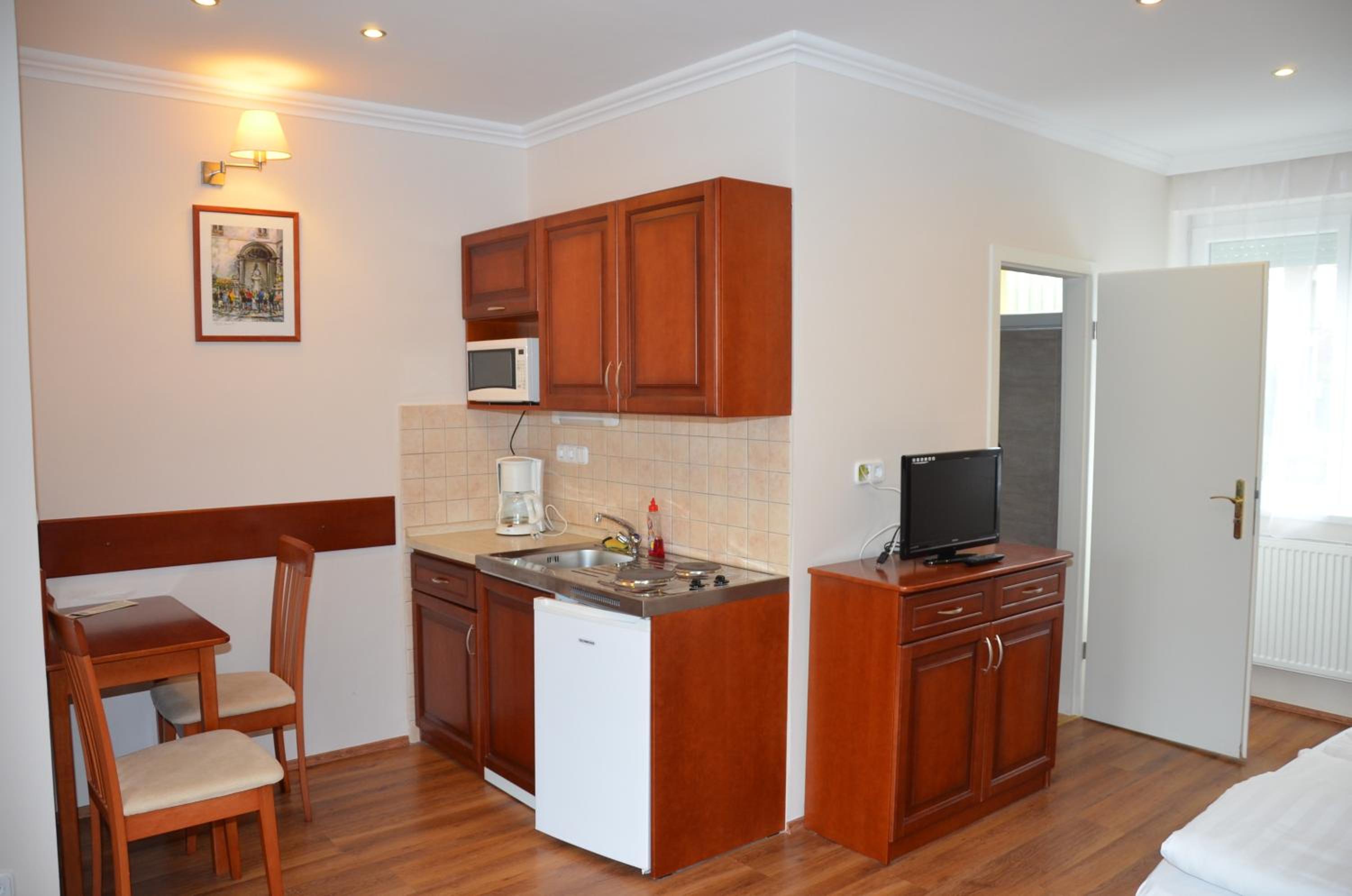 Studio Apartment - Photo 2