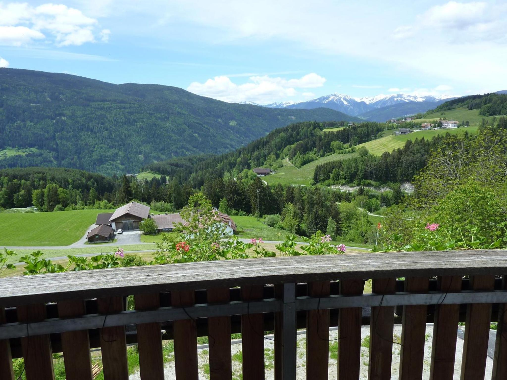 One-Bedroom Apartment with Balcony and Mountain View   photo 3
