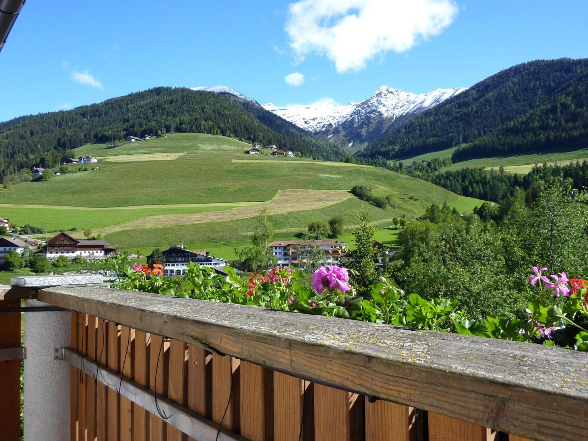 One-Bedroom Apartment with Balcony and Mountain View   photo 2