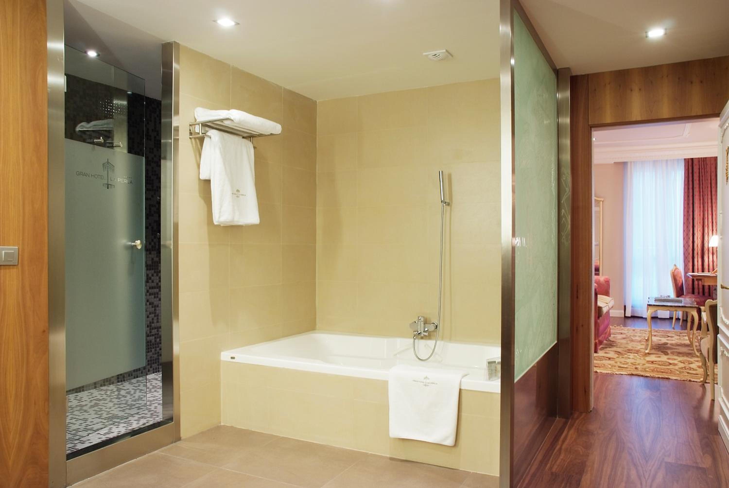 Suite - Photo 13