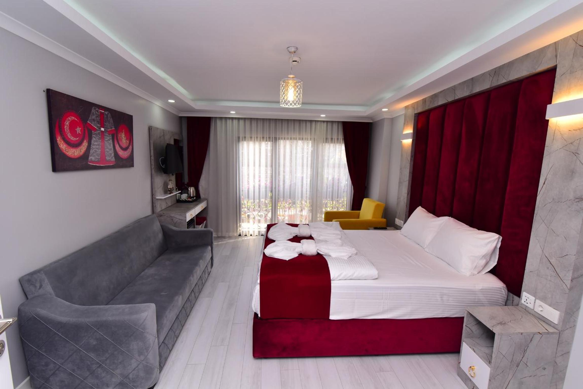 Deluxe Double Room (2 Adults + 1 Child) photo 3