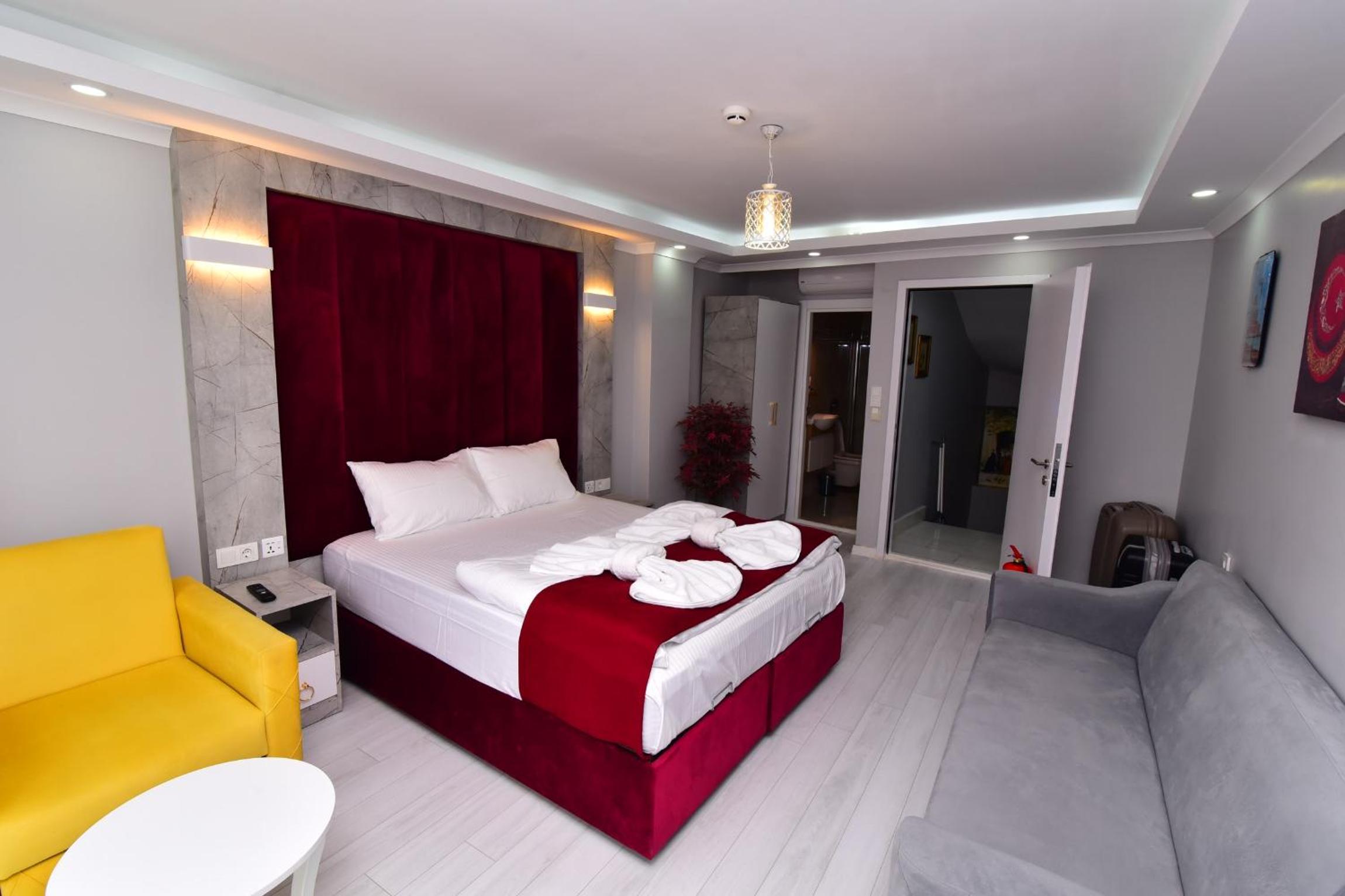 Deluxe Double Room (2 Adults + 1 Child) photo 2
