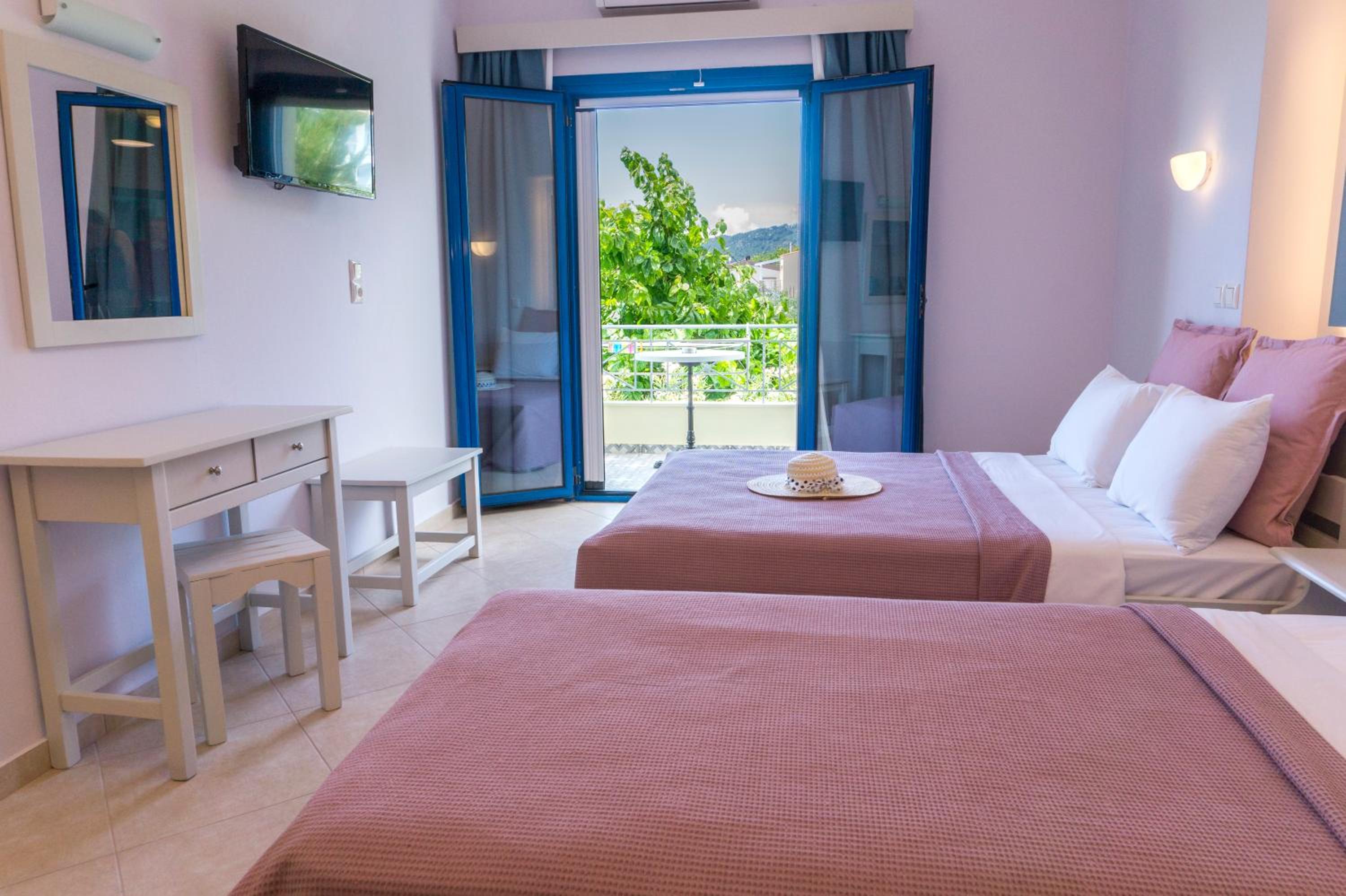 Studio Triple Room with Side Sea View