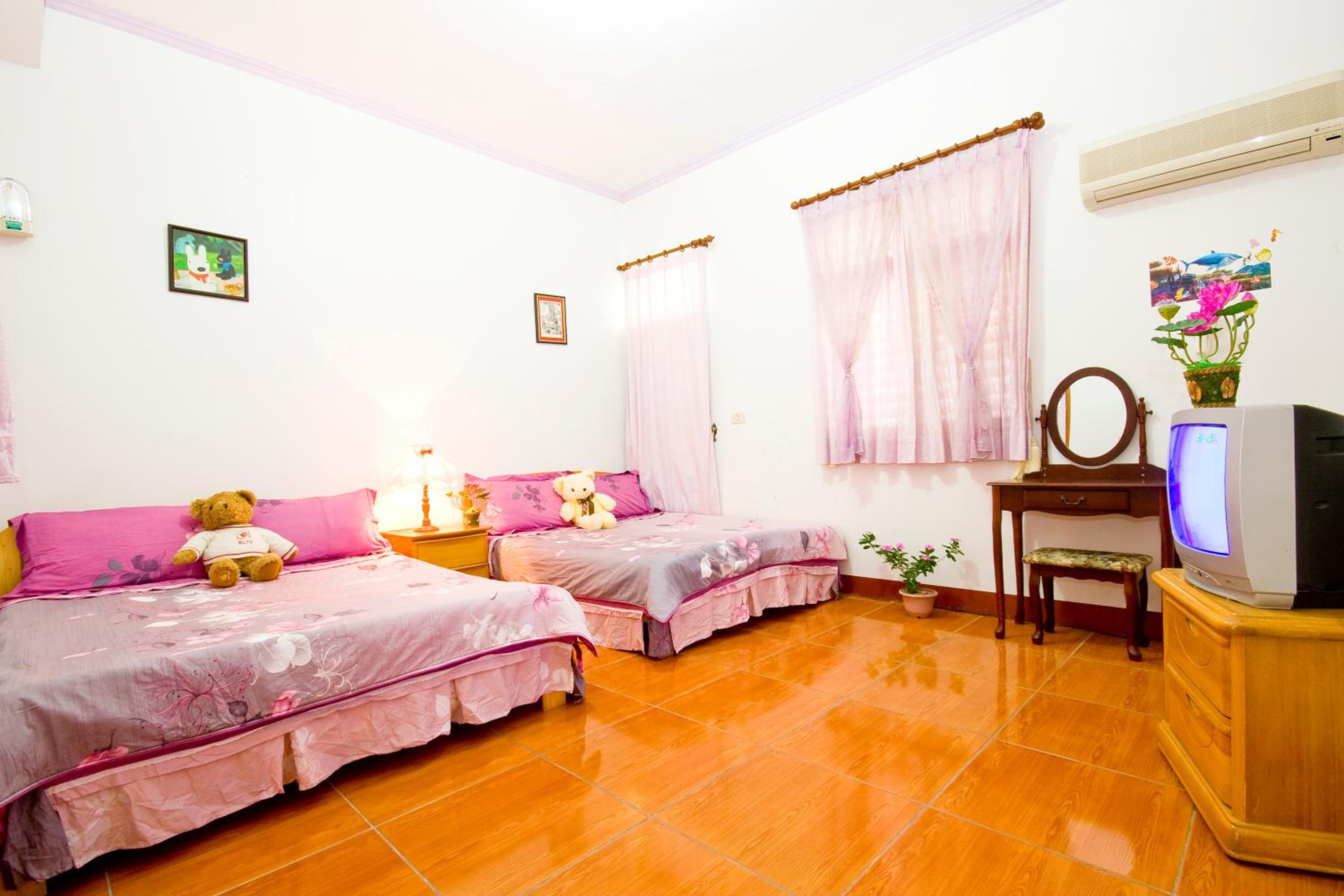 Quadruple Room with Shared Bathroom photo 2